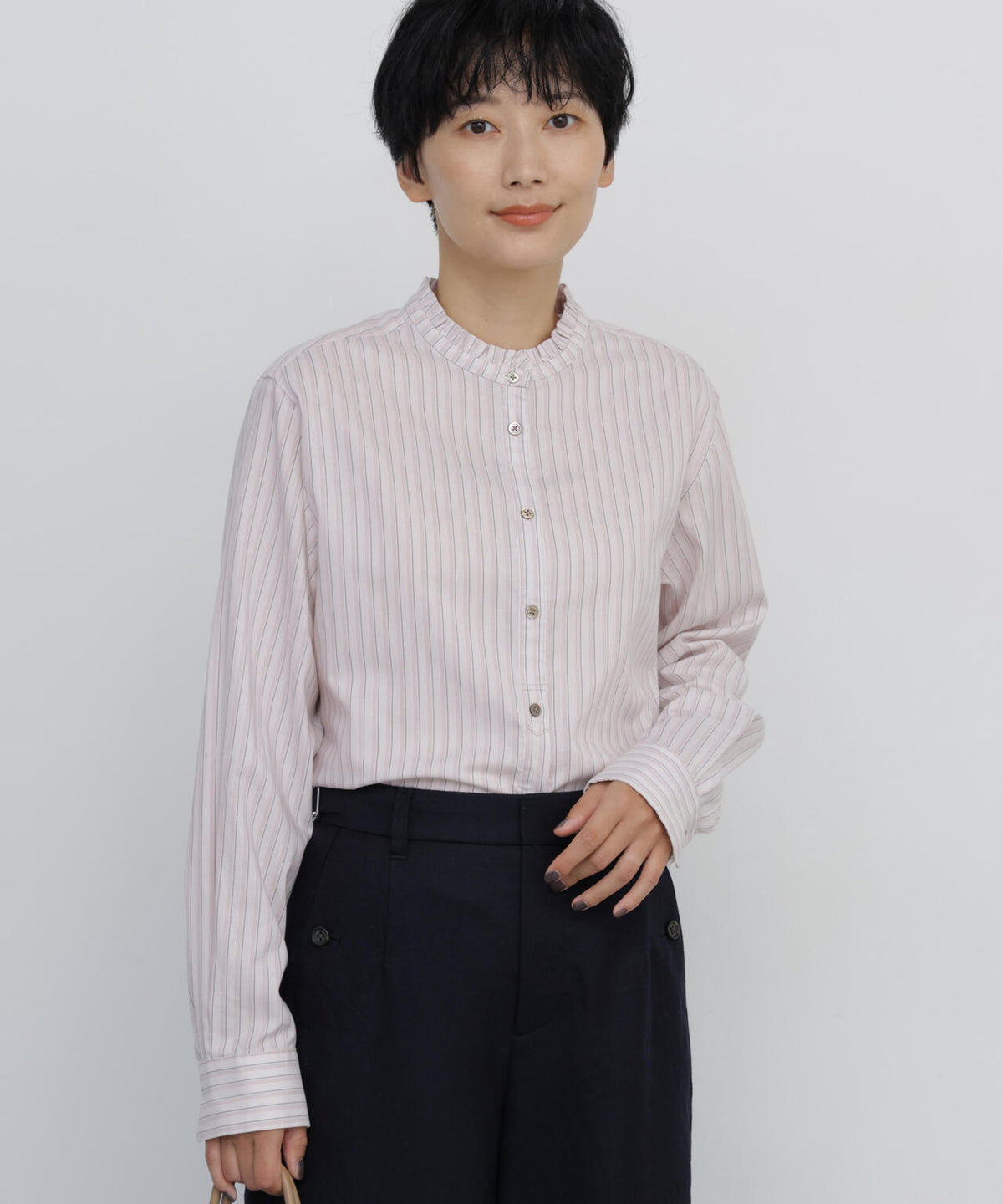 《名品 / 洗える》コットンストライプ スタンドフリルブラウス