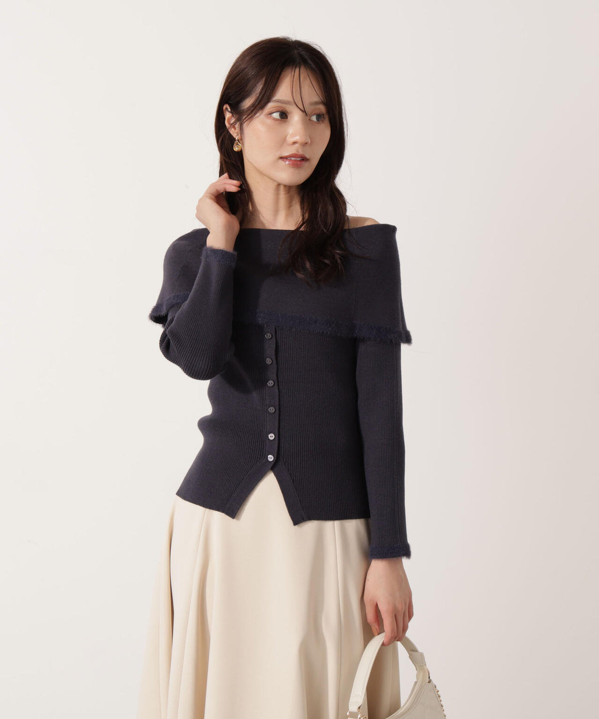 ポイントフェザーオフショルニット
