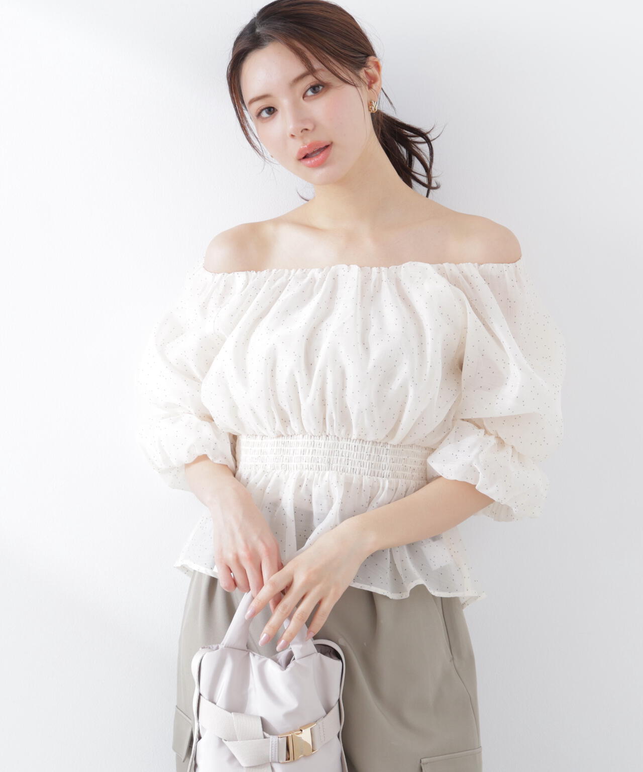 ＜加藤栞さん着用＞2wayオフショルフィッシュテールブラウス