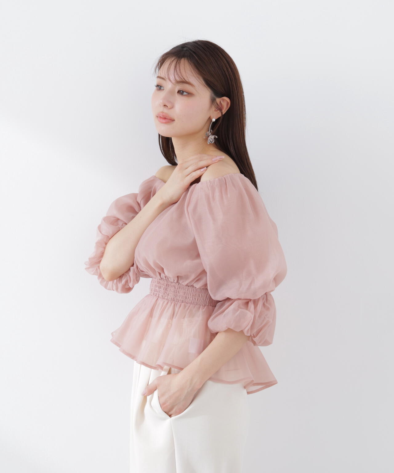＜加藤栞さん着用＞2wayオフショルフィッシュテールブラウス