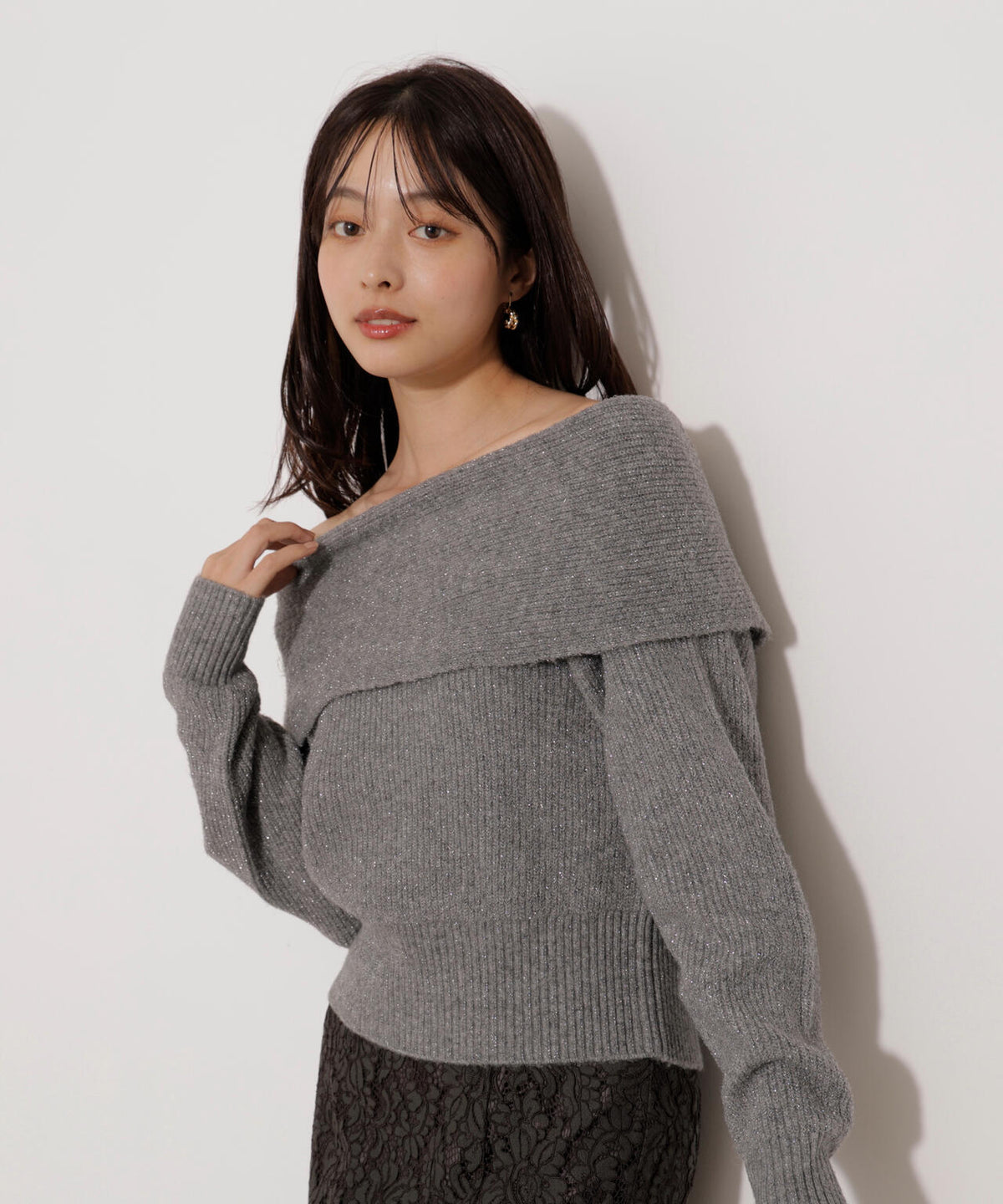 ラメ入りオフショルニット