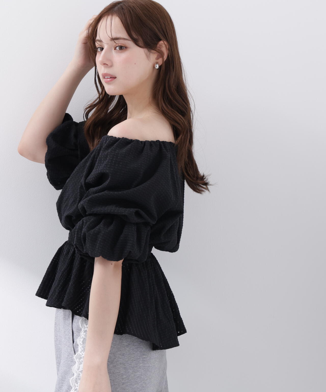 ＜中川紅葉さん着用＞〈a/mie〉2wayオフショルフィッシュテールブラウス