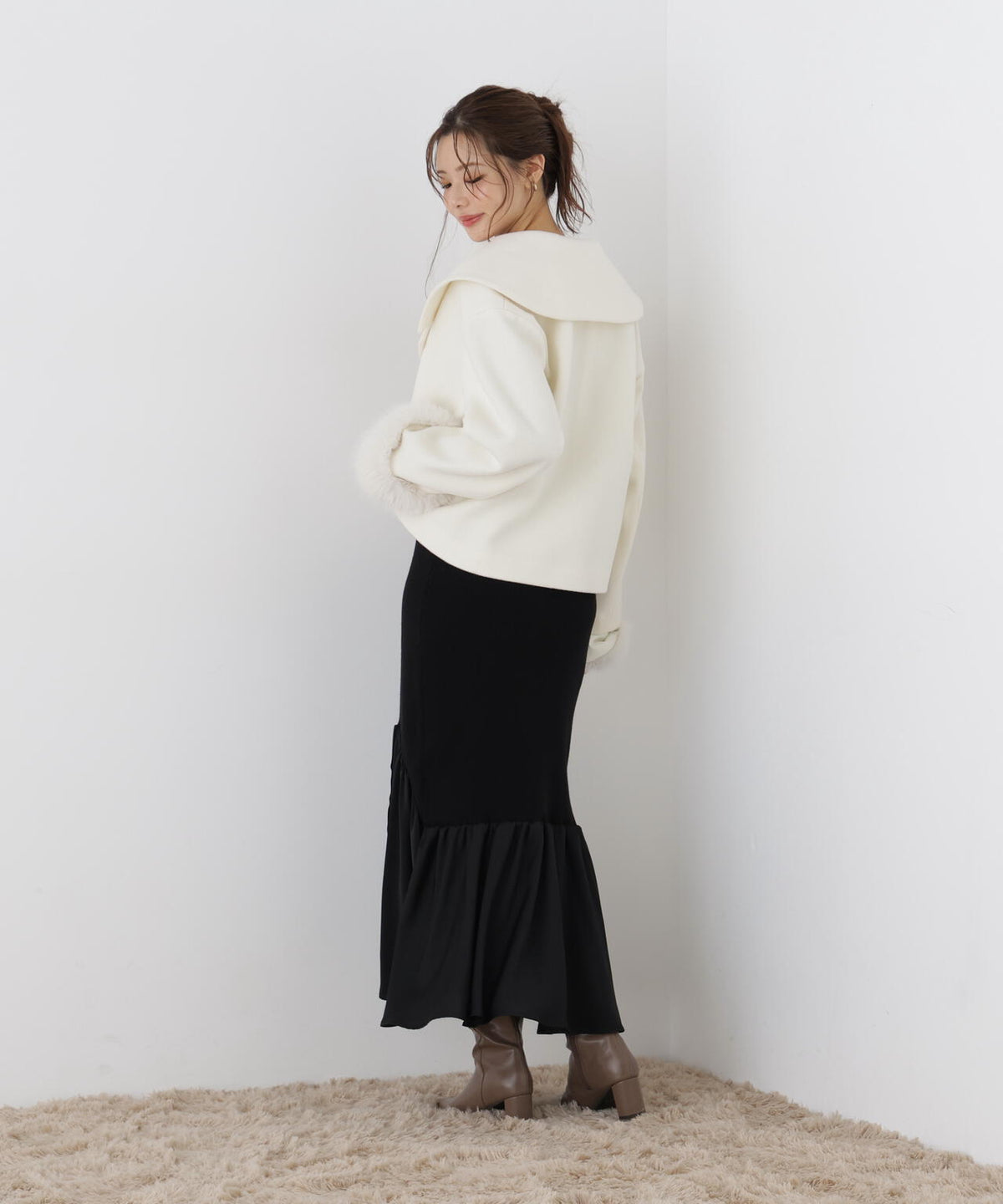 フェイクファー付きワイドカラーショートコート