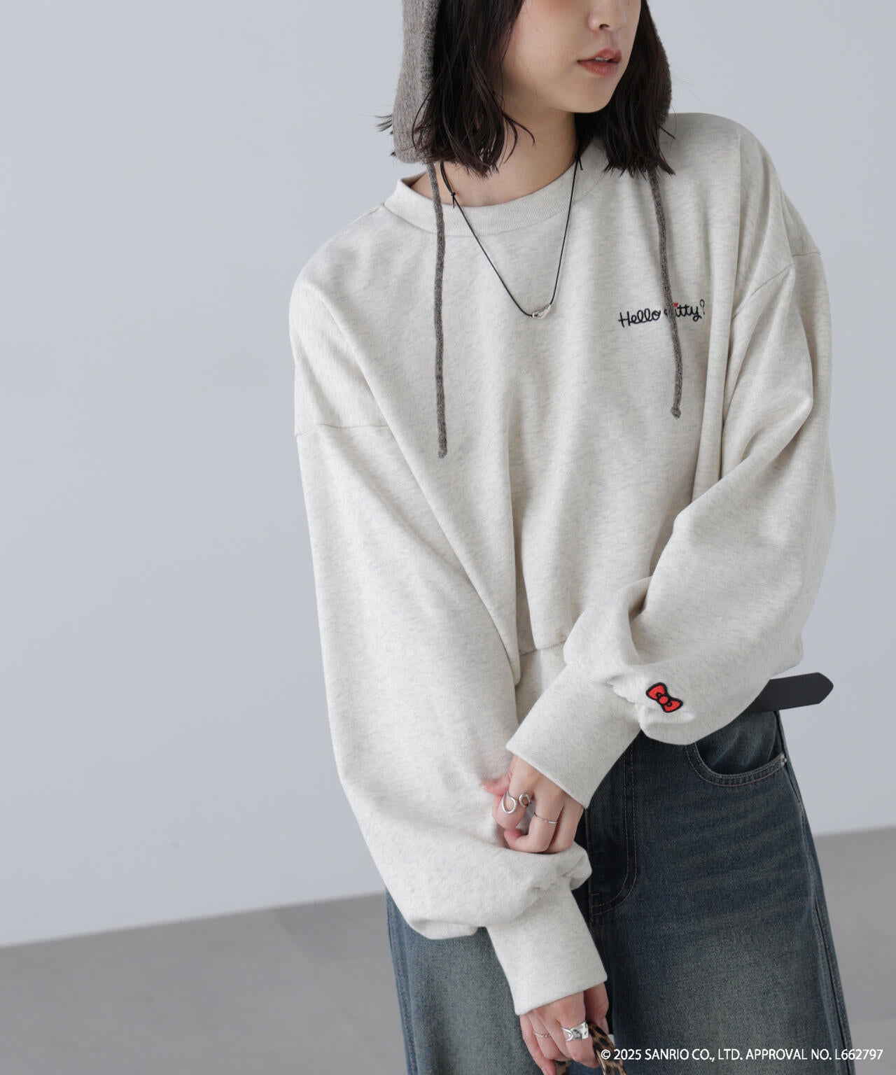 【HELLO KITTY】サンリオキャラクターズコラボ SHORT SWEAT ショートスウェット 胸LOGO×袖RIBBON