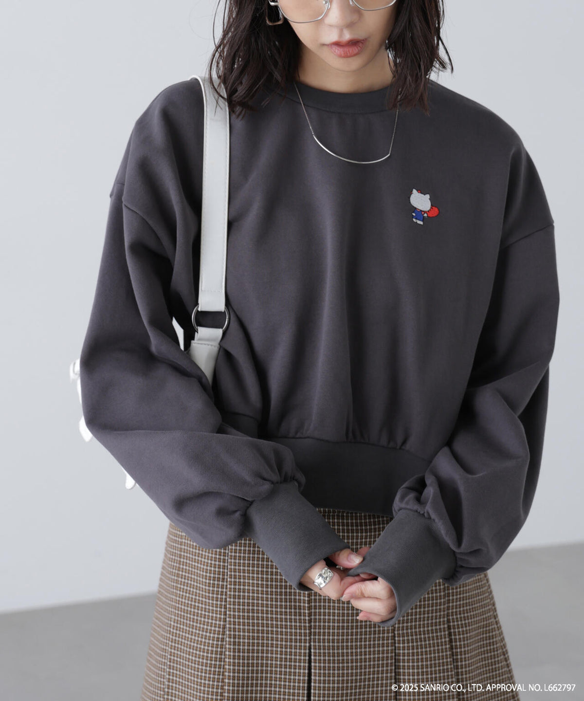 【HELLO KITTY】サンリオキャラクターズコラボ SHORT SWEAT ショートスウェット 胸KITTY×背面LOGO