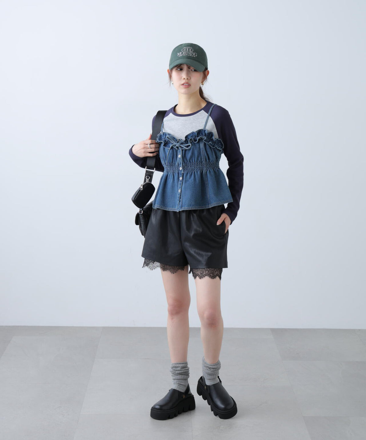 レースレイヤードエコレザーショートパンツ