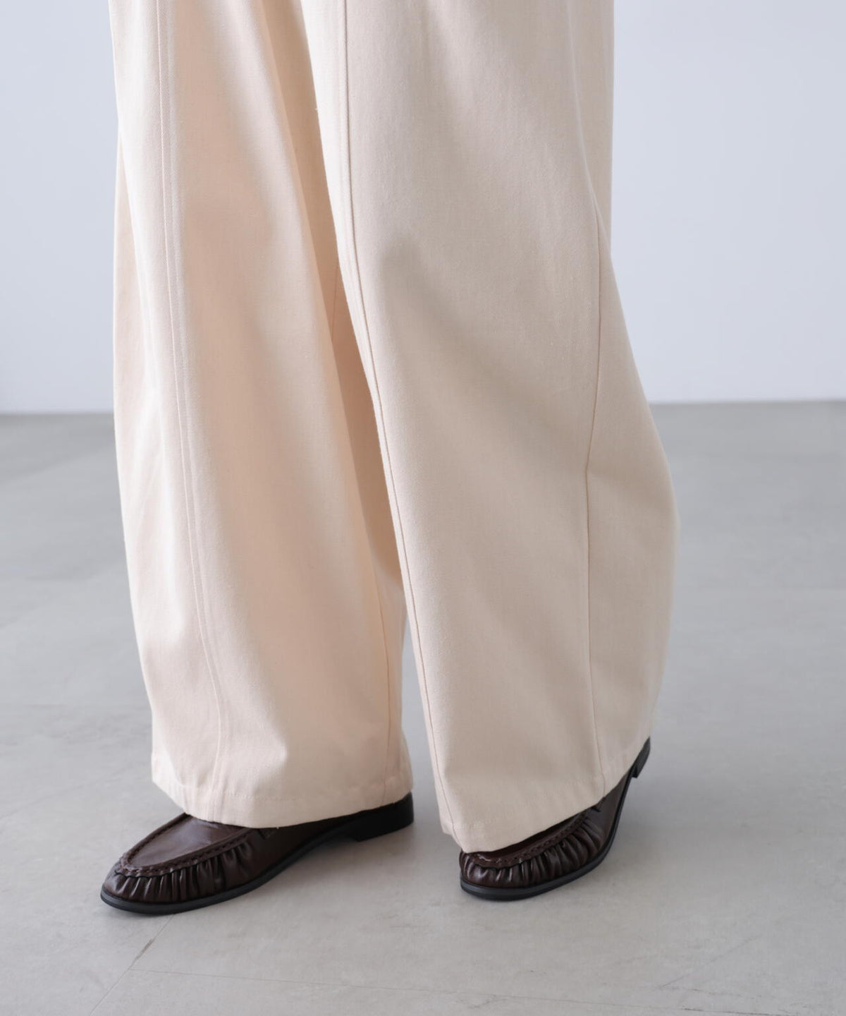 ベルト付きワイドタックパンツ