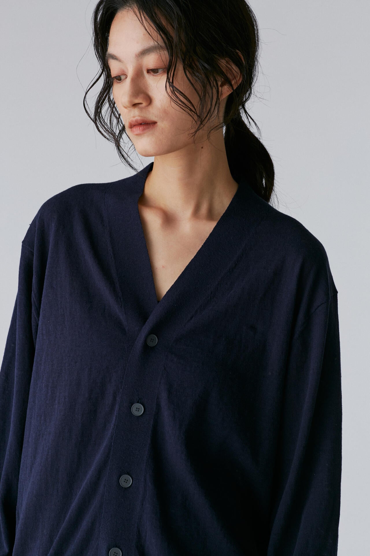 ATON / RECYCLED FRESCA V-NECK CARDIGAN