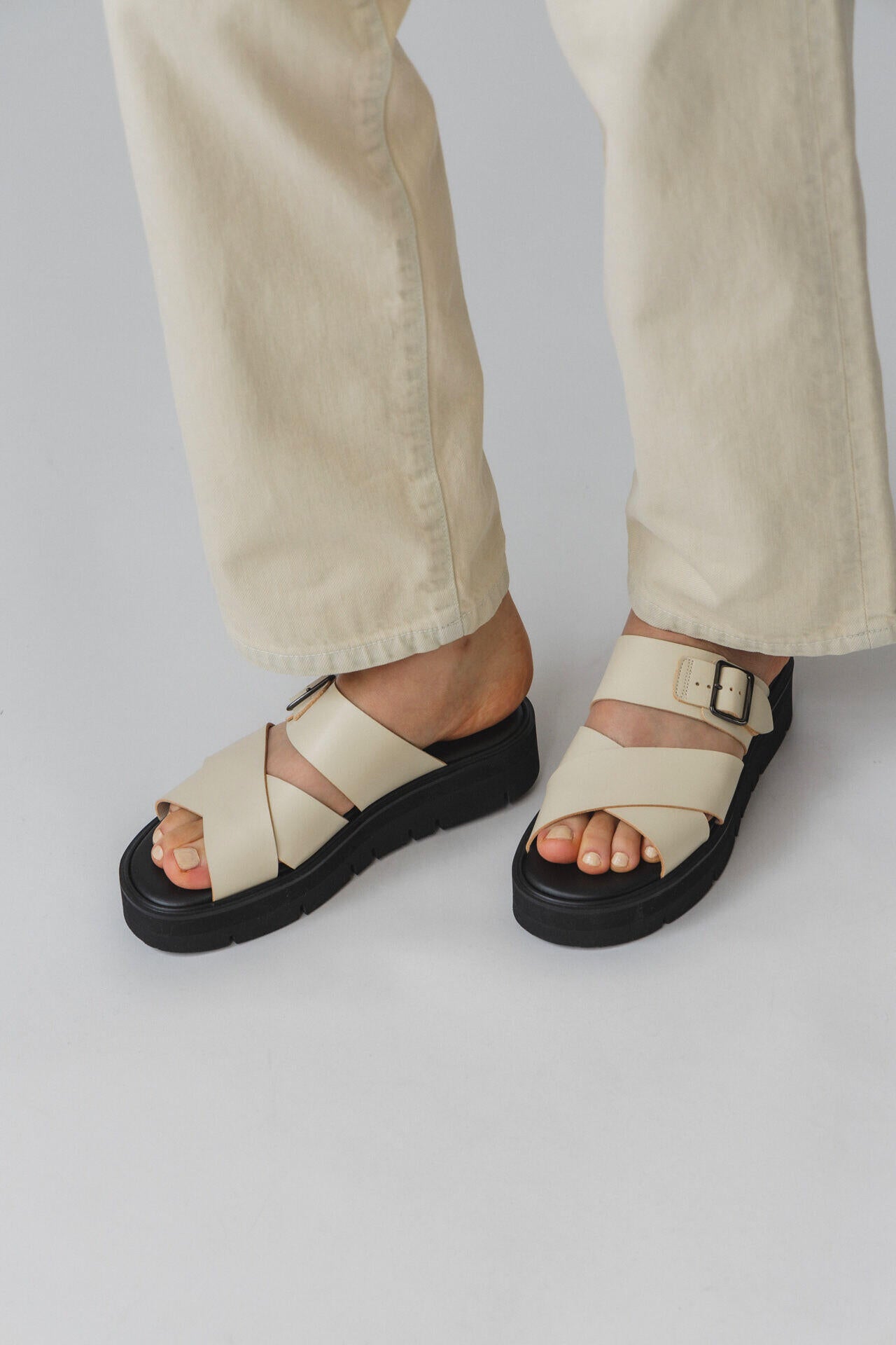 BEAUTIFUL SHOES / CROSS BELT SANDALS