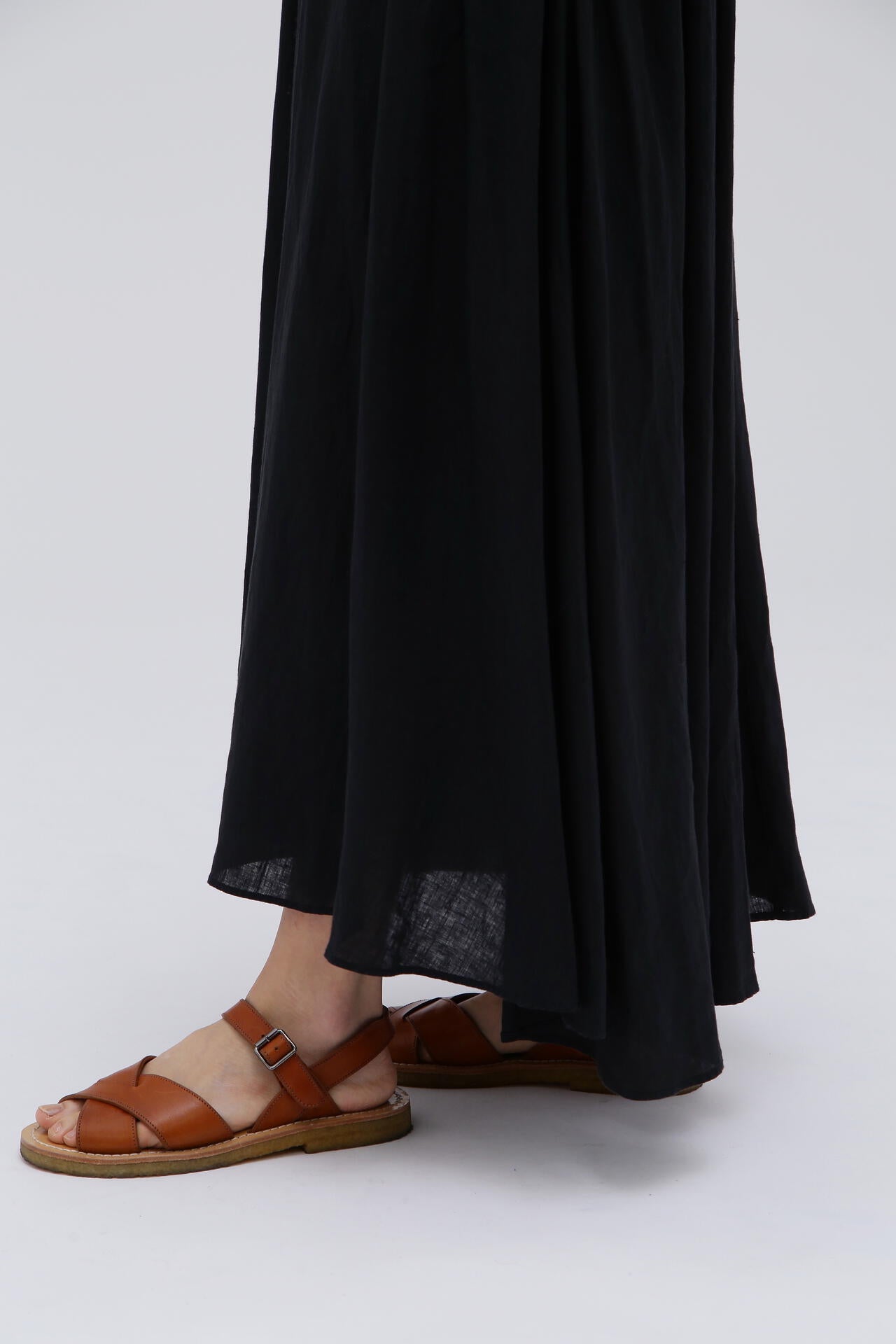 ATON / NATURAL DYED LINEN LAWN GATHERD SKIRT