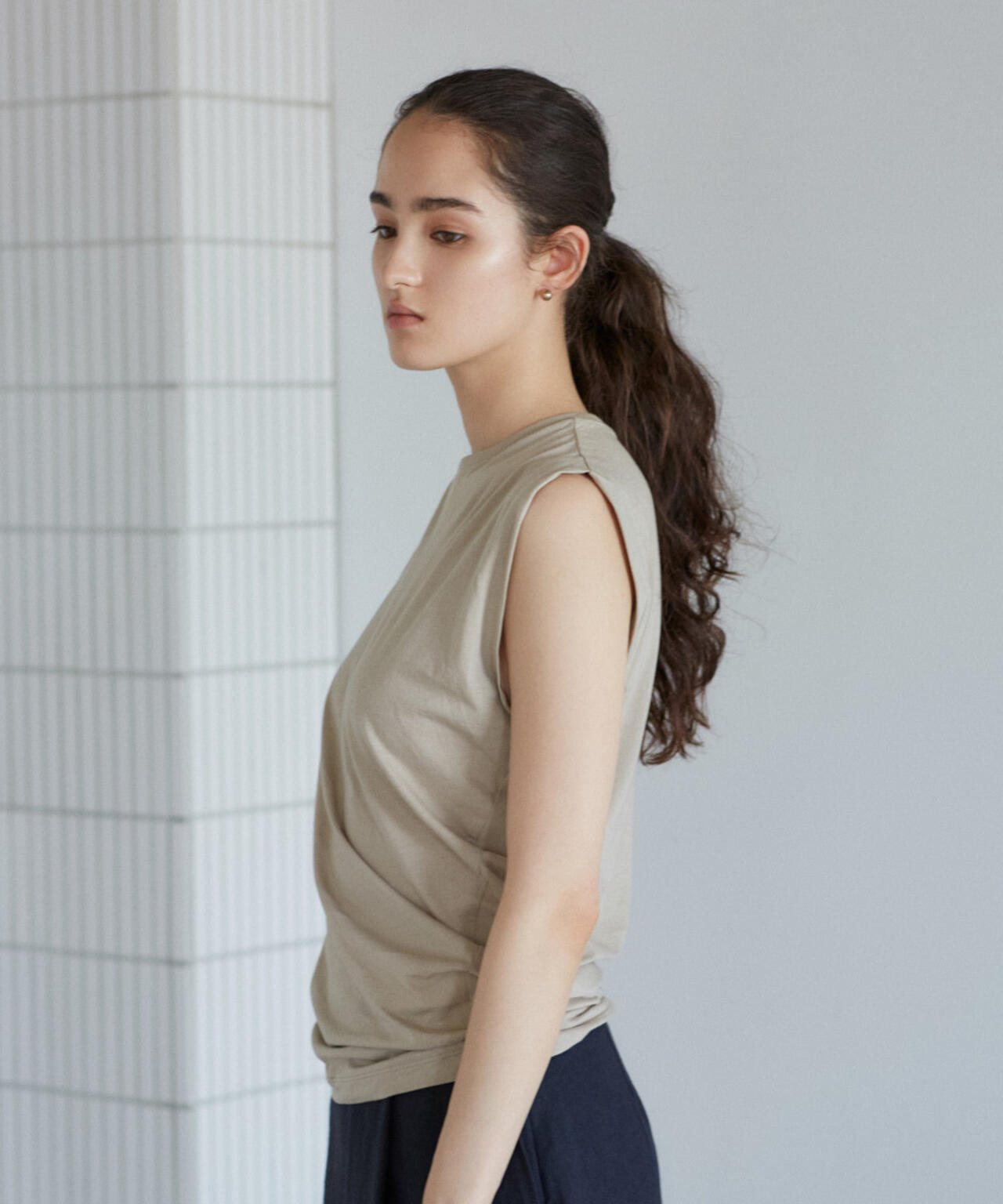 YLEVE / COTTON TWISTED NO SLEEVE PULL OVER