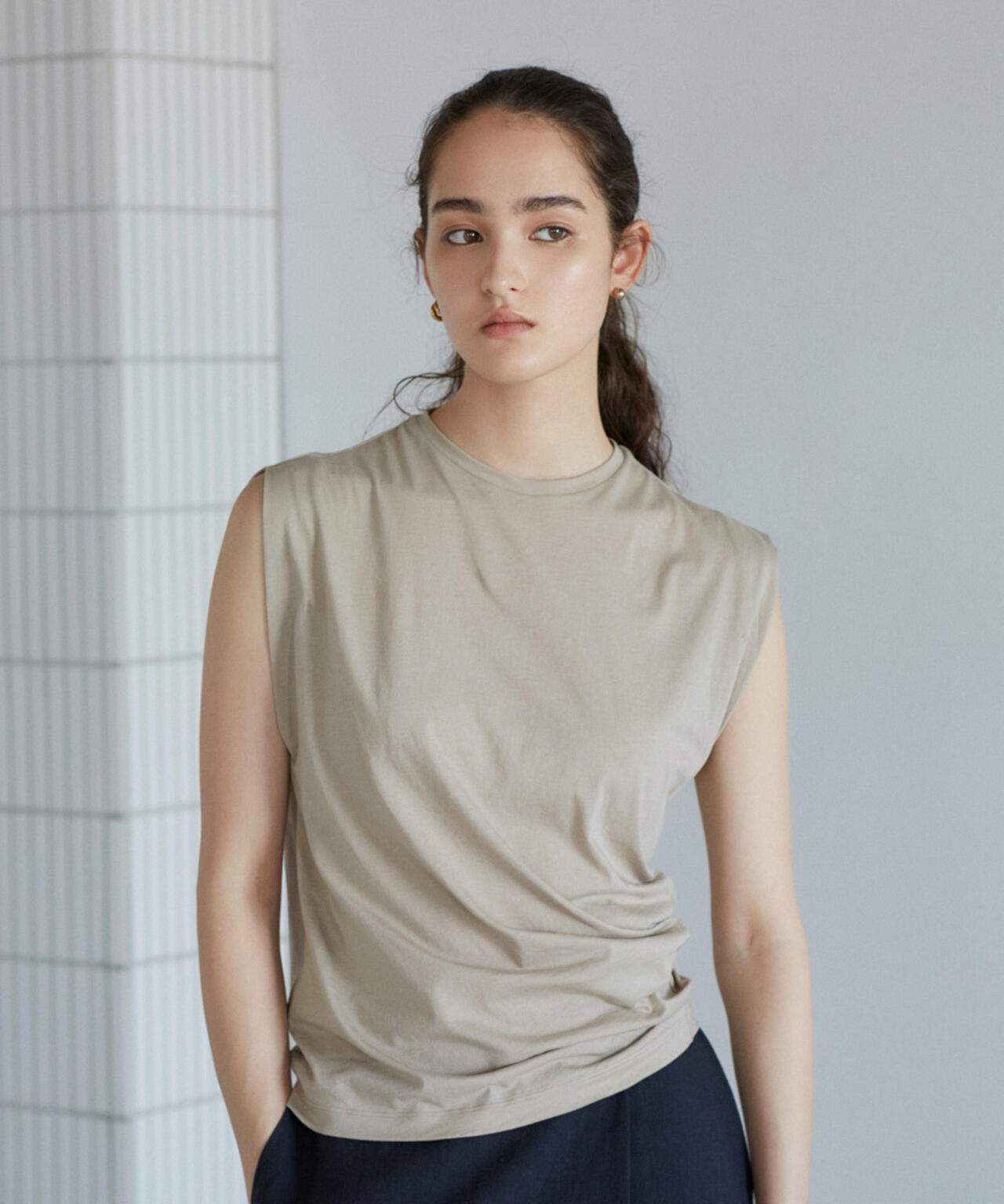 YLEVE / COTTON TWISTED NO SLEEVE PULL OVER