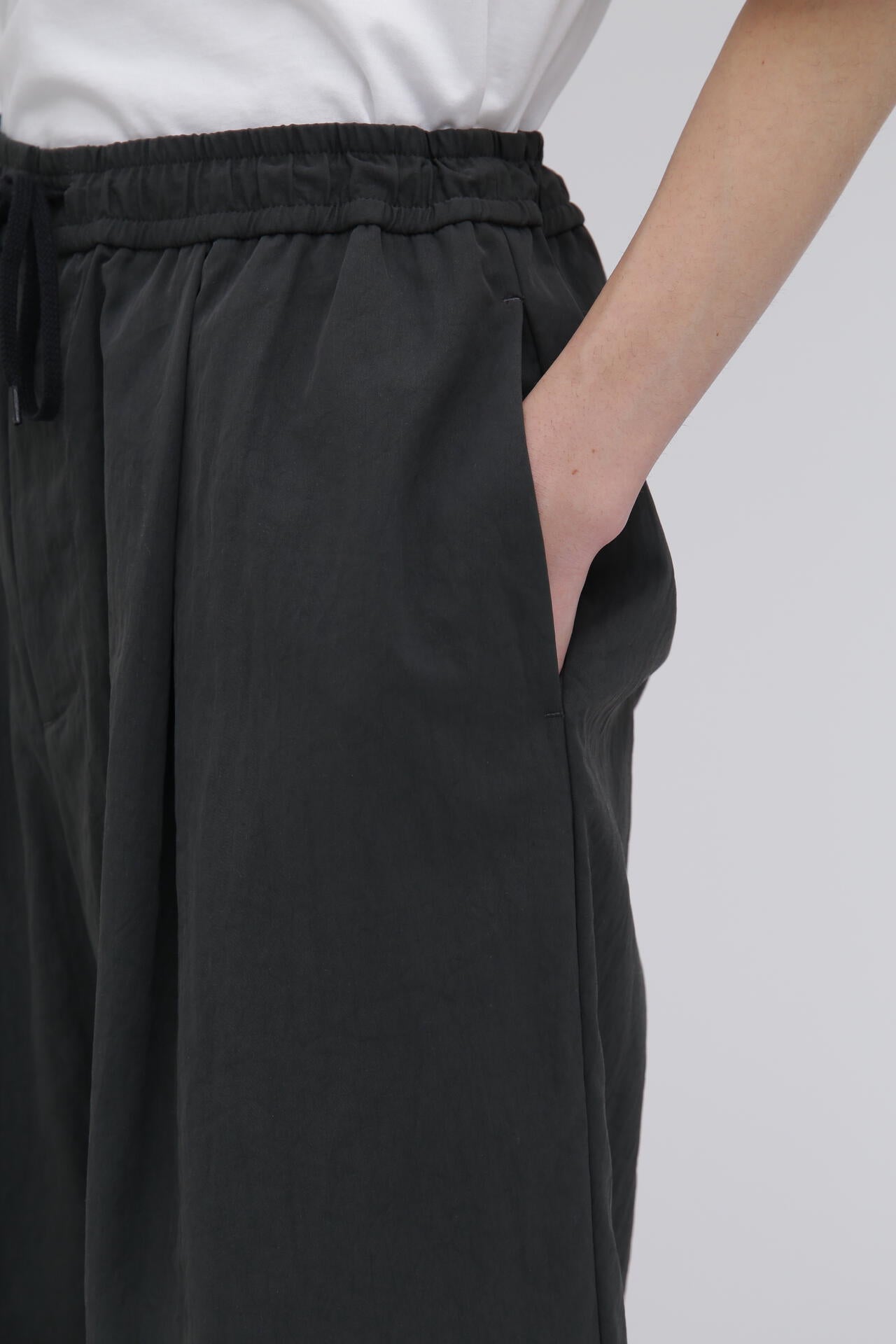 ATON / COTTON LINEN VOILE TWO TUCKED EASY SHORTS