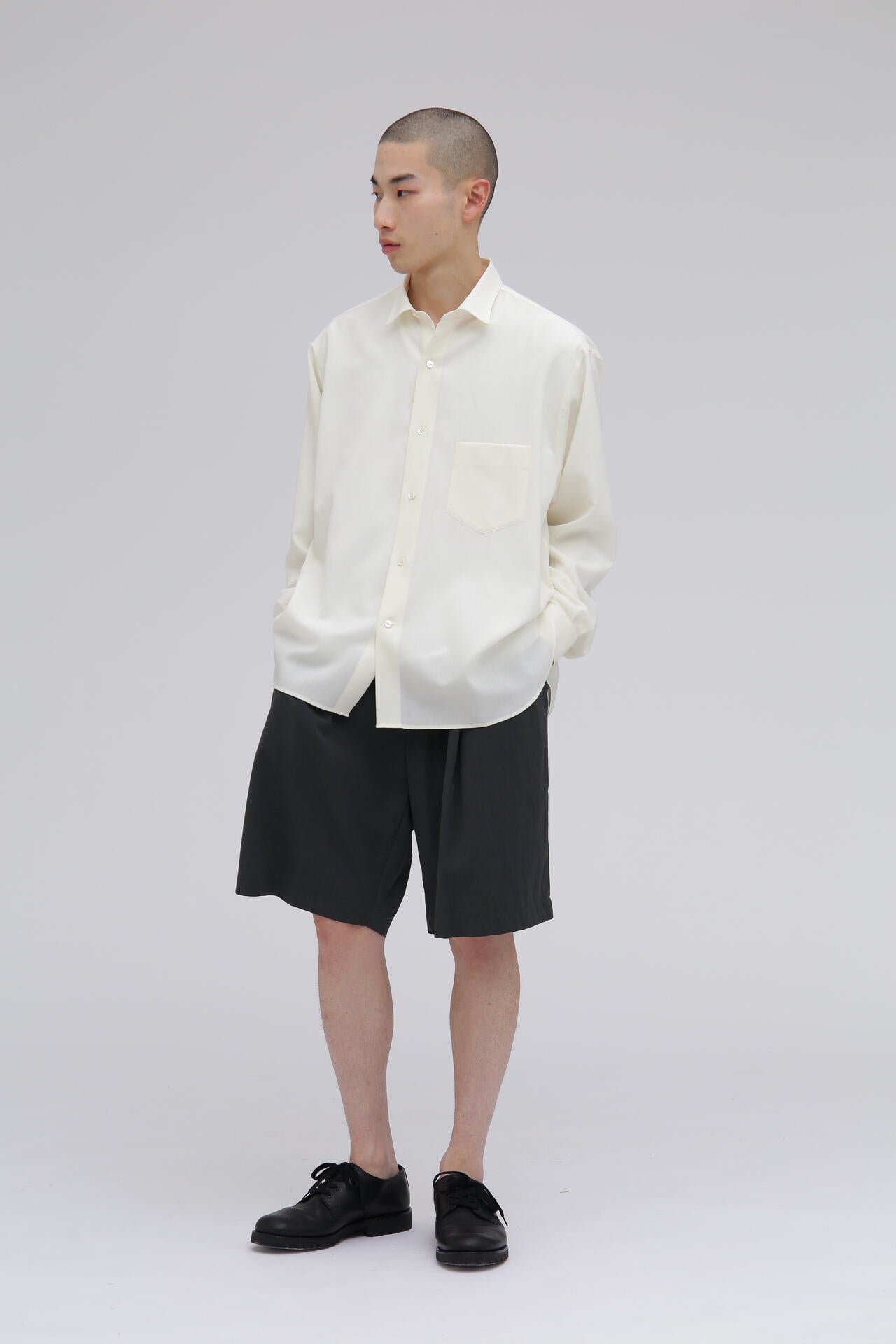 ATON / COTTON LINEN VOILE TWO TUCKED EASY SHORTS