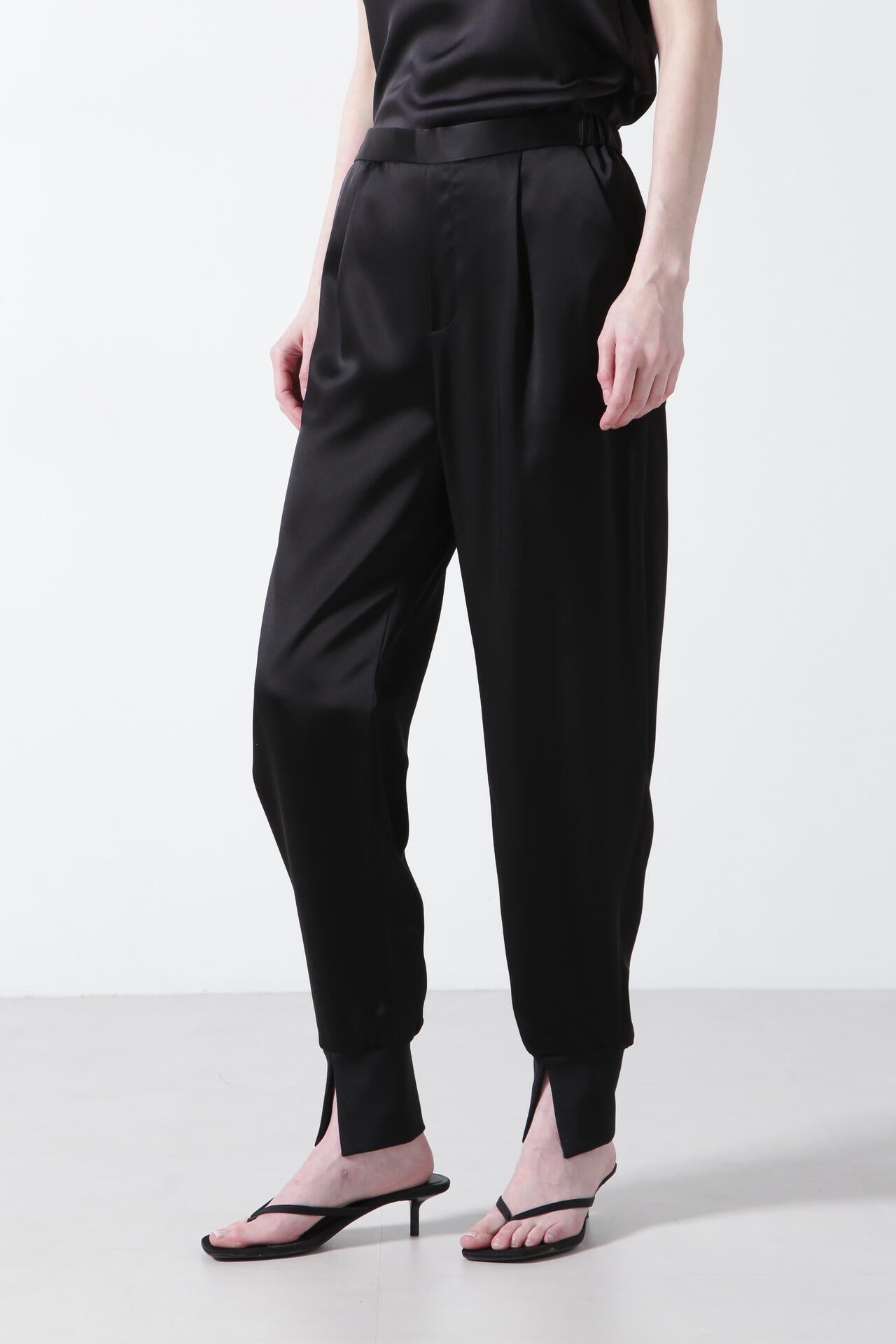 【TV着用】Curvy Jogger Satin Pants