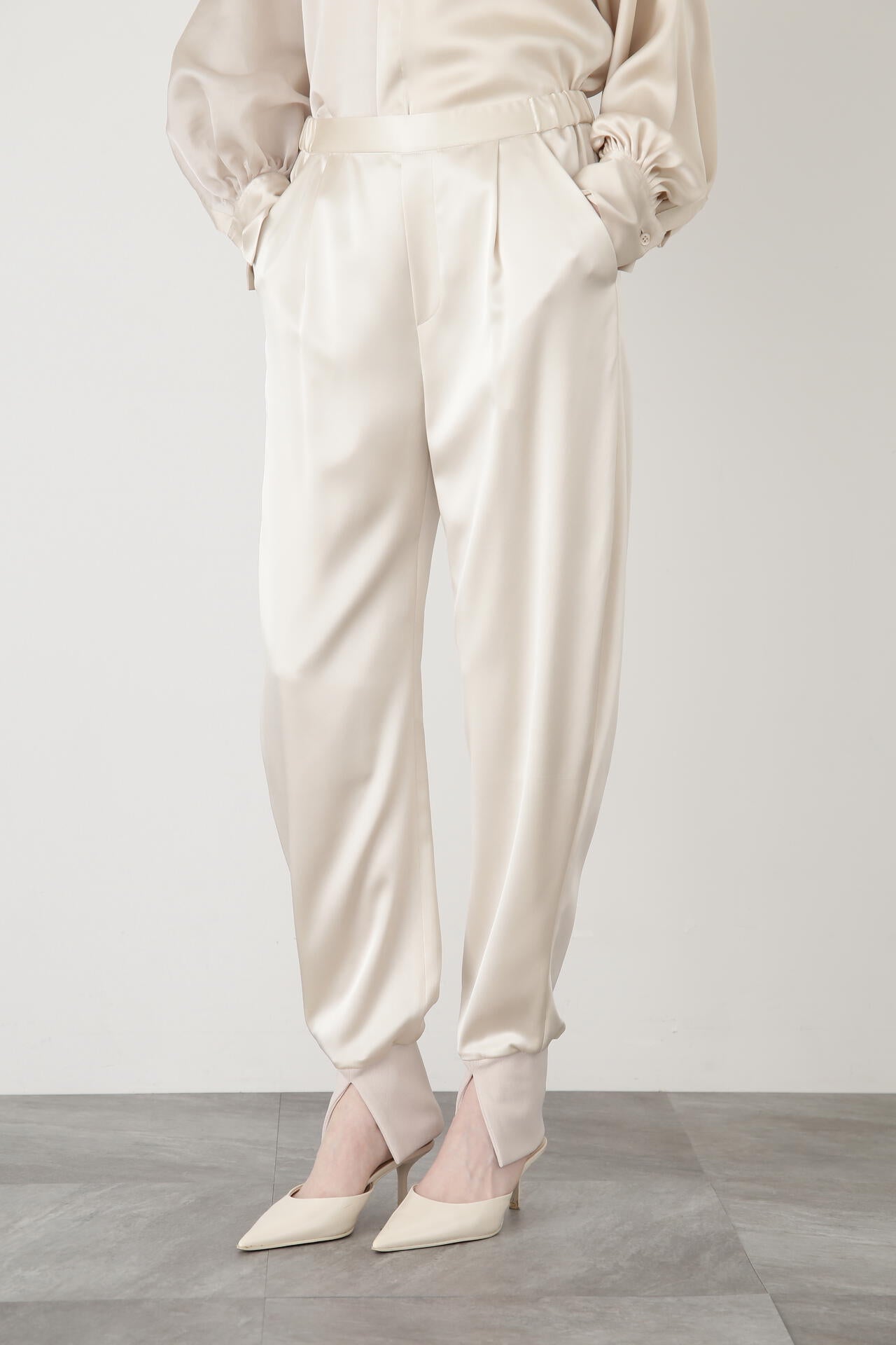 【TV着用】Curvy Jogger Satin Pants