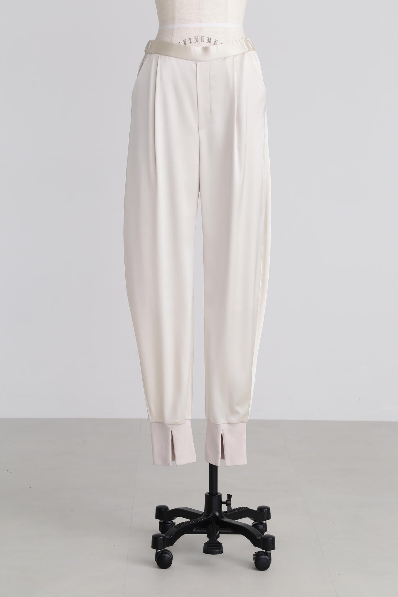 【TV着用】Curvy Jogger Satin Pants