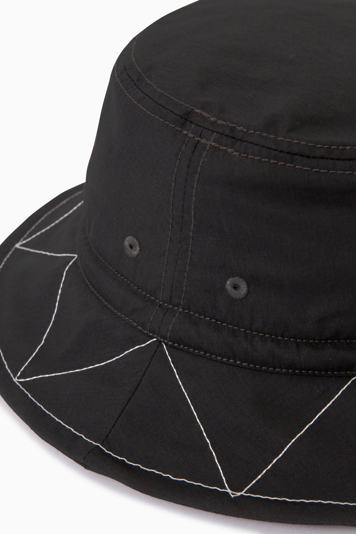 GRAMICCI × and wander zigzag stitch hat