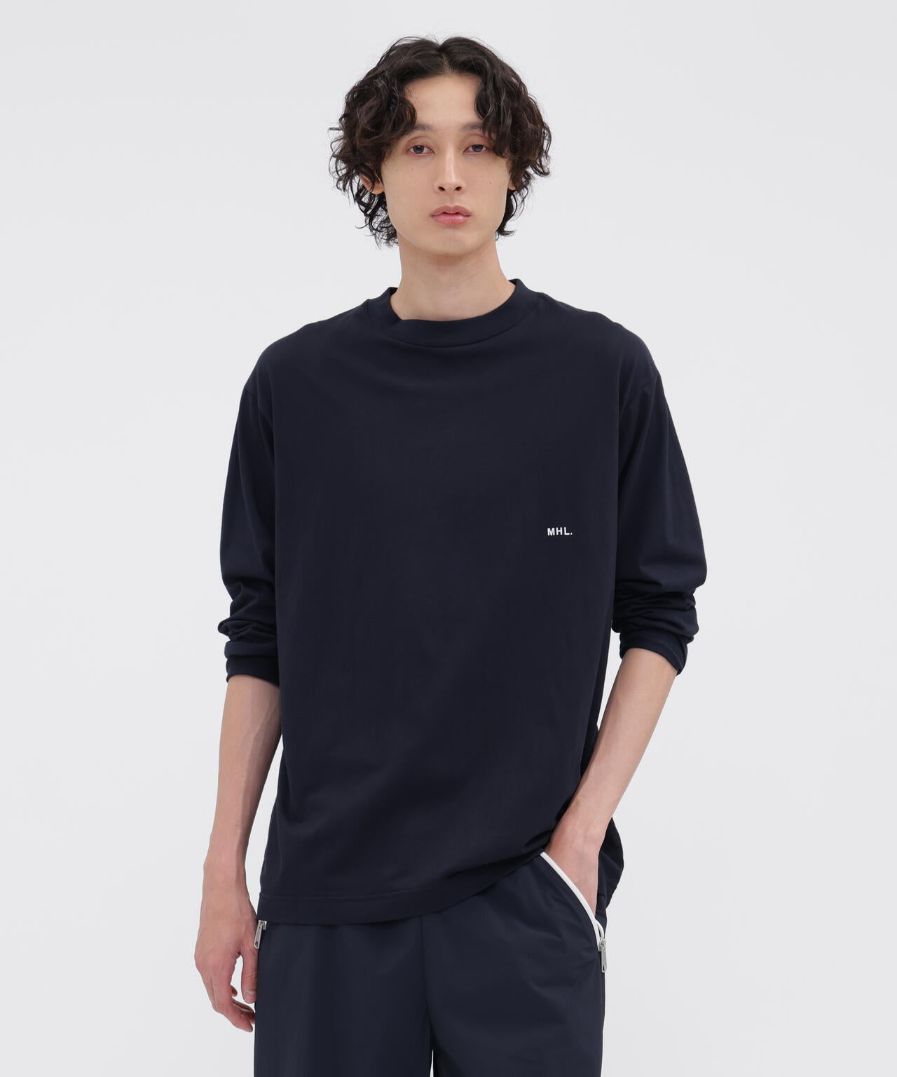 身長185cm 　B84 W66cm H91cm 着用サイズ：L