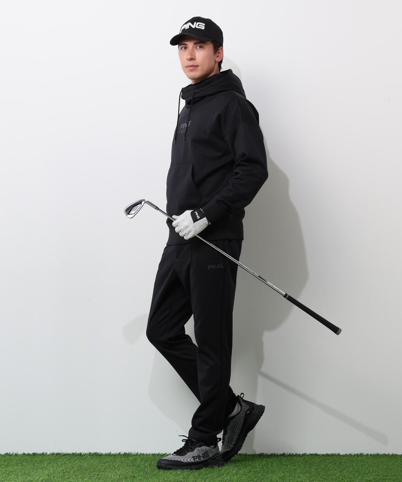 【PING APPAREL】全方向ストレッチ 接結裏メッシュスウェットテーパードパンツ ＜GOLD＞ (MENS)