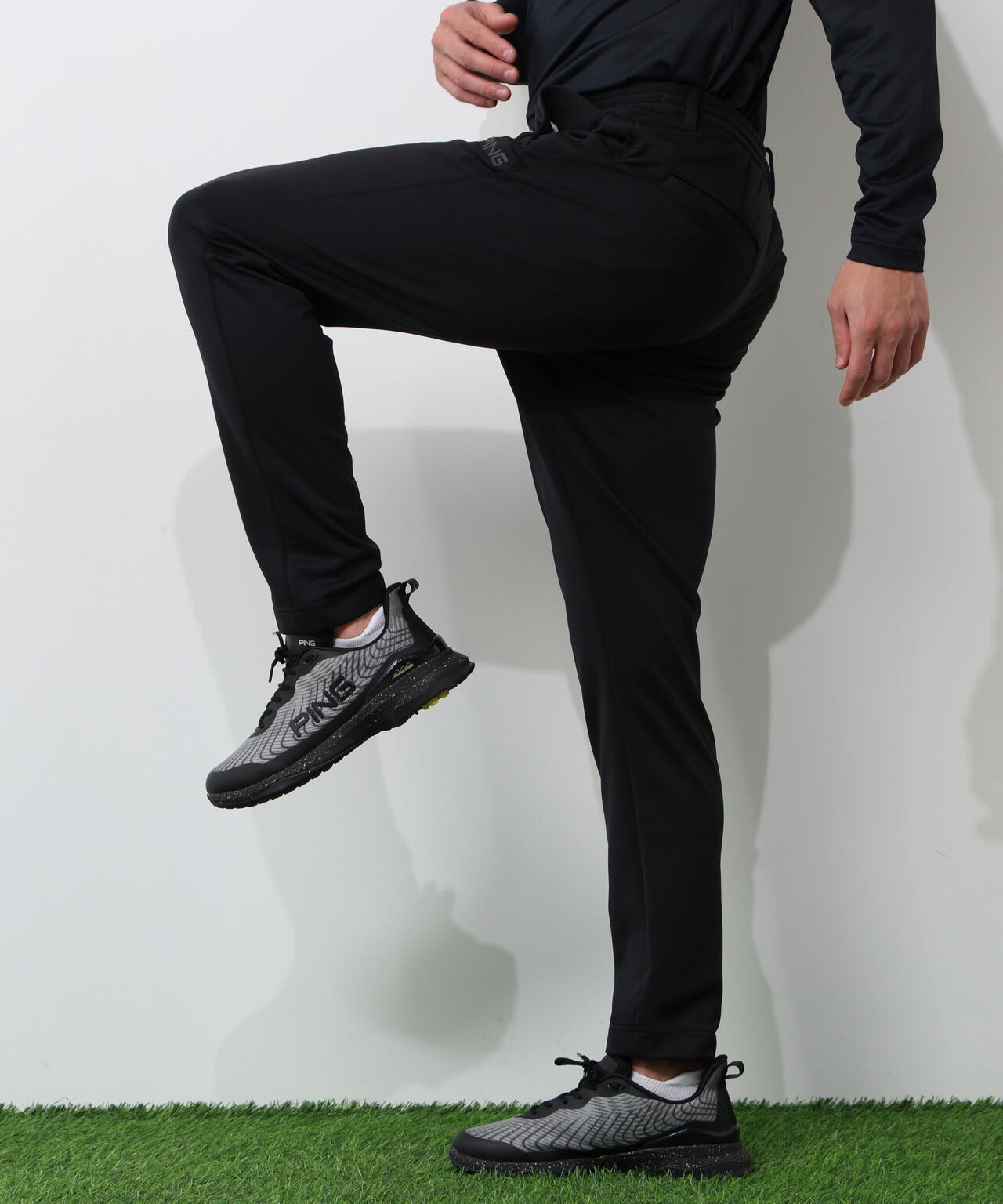 【PING APPAREL】全方向ストレッチ 接結裏メッシュスウェットテーパードパンツ ＜GOLD＞ (MENS)