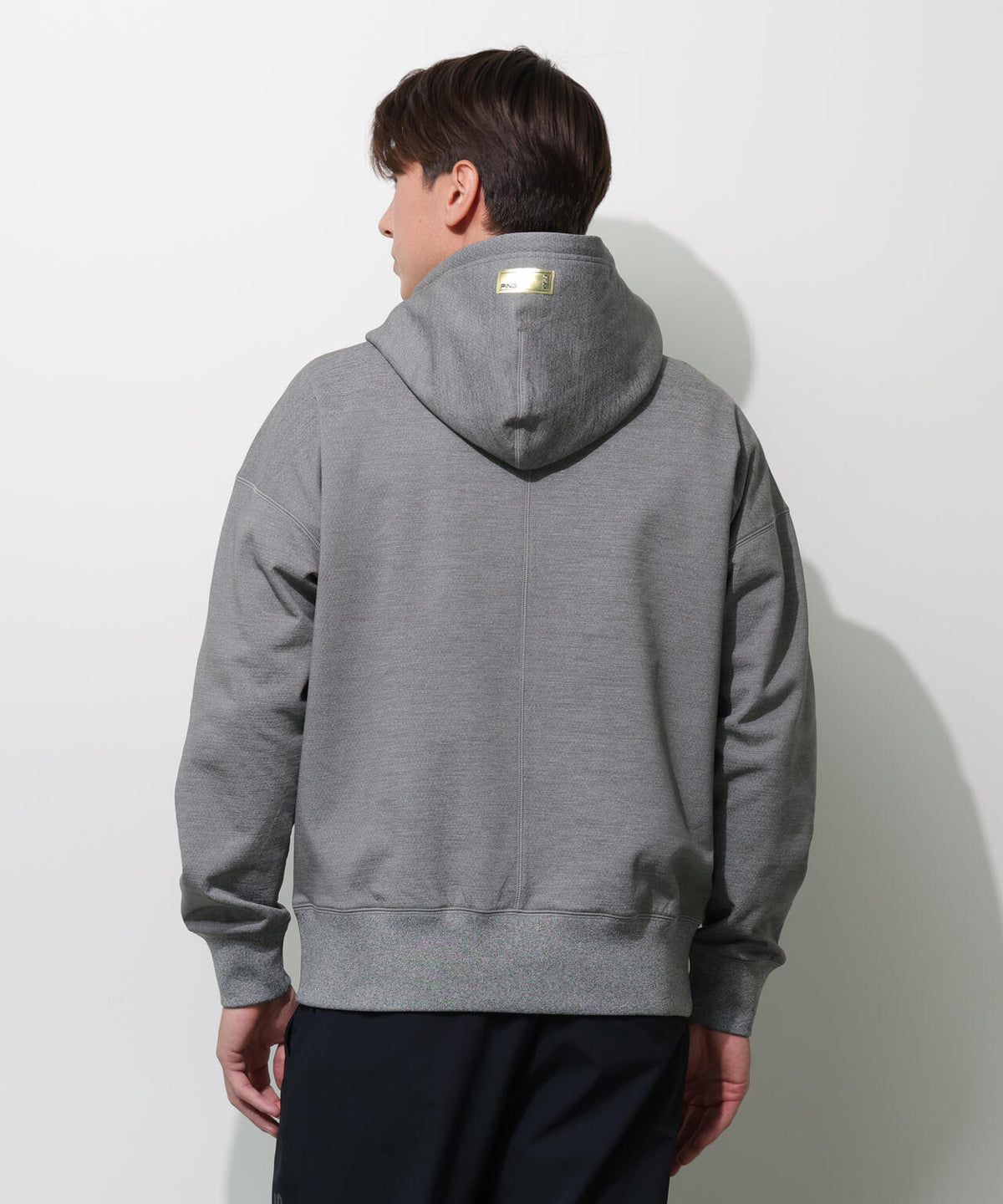 【PING APPAREL】全方向ストレッチ 接結裏メッシュスウェットフーディプルオーバー ＜GOLD＞ (MENS)