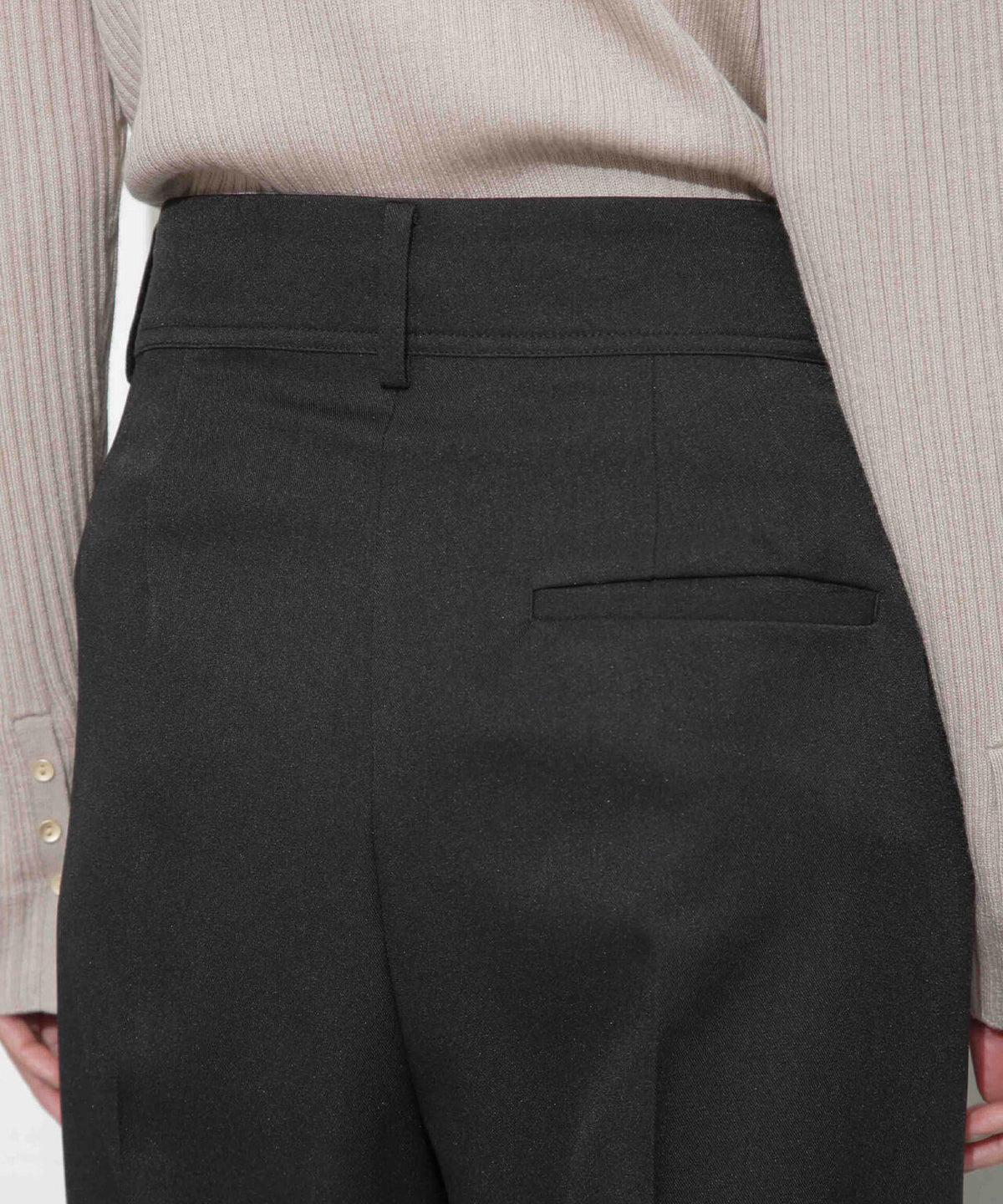 タックテーパードパンツ