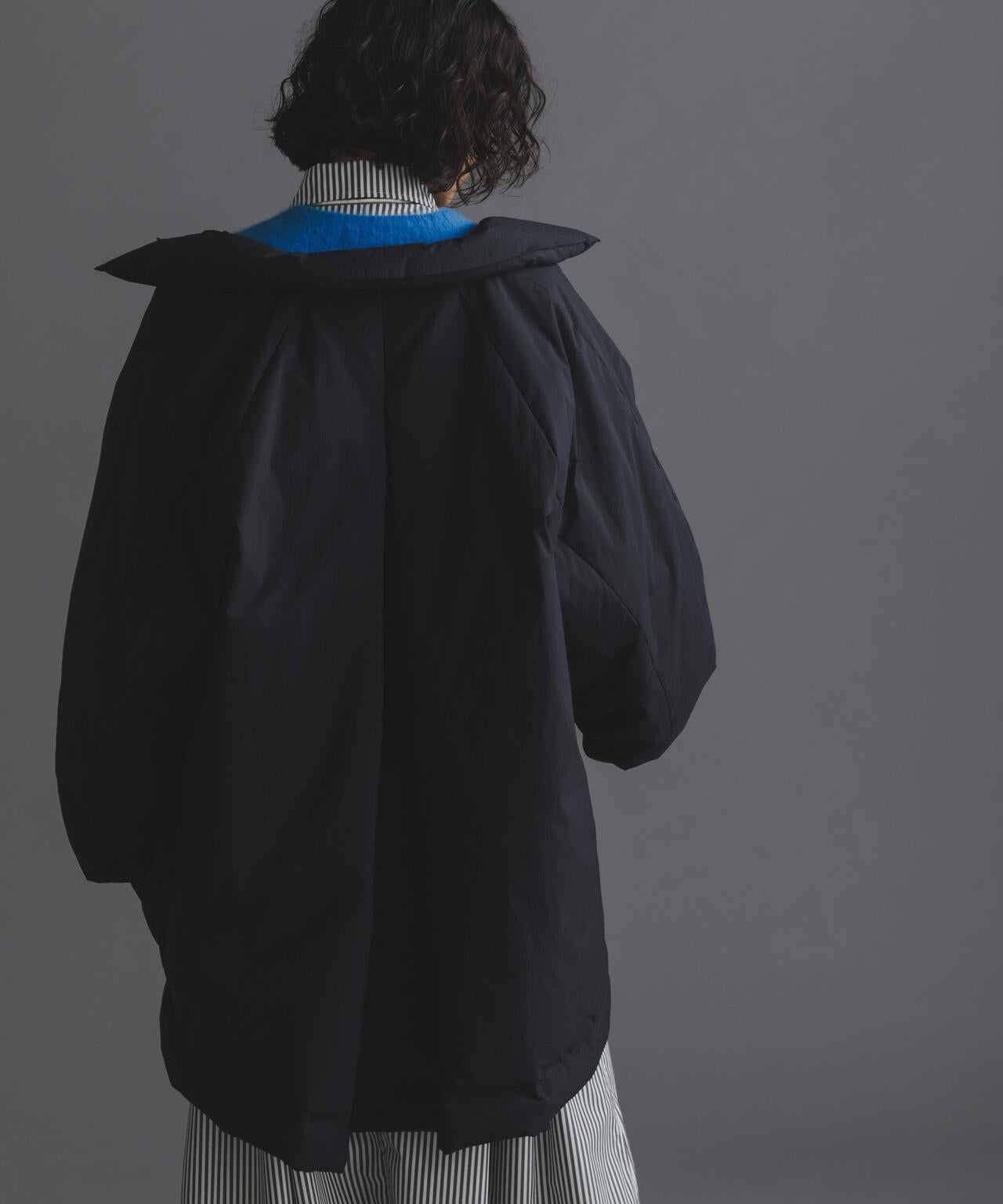 「西川ダウン(R)」ミドル丈バックタックコート