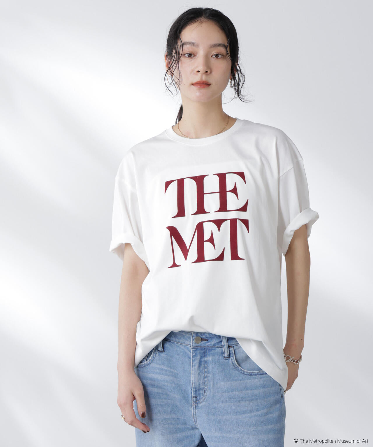 The Met 別注ロゴプリントTシャツ