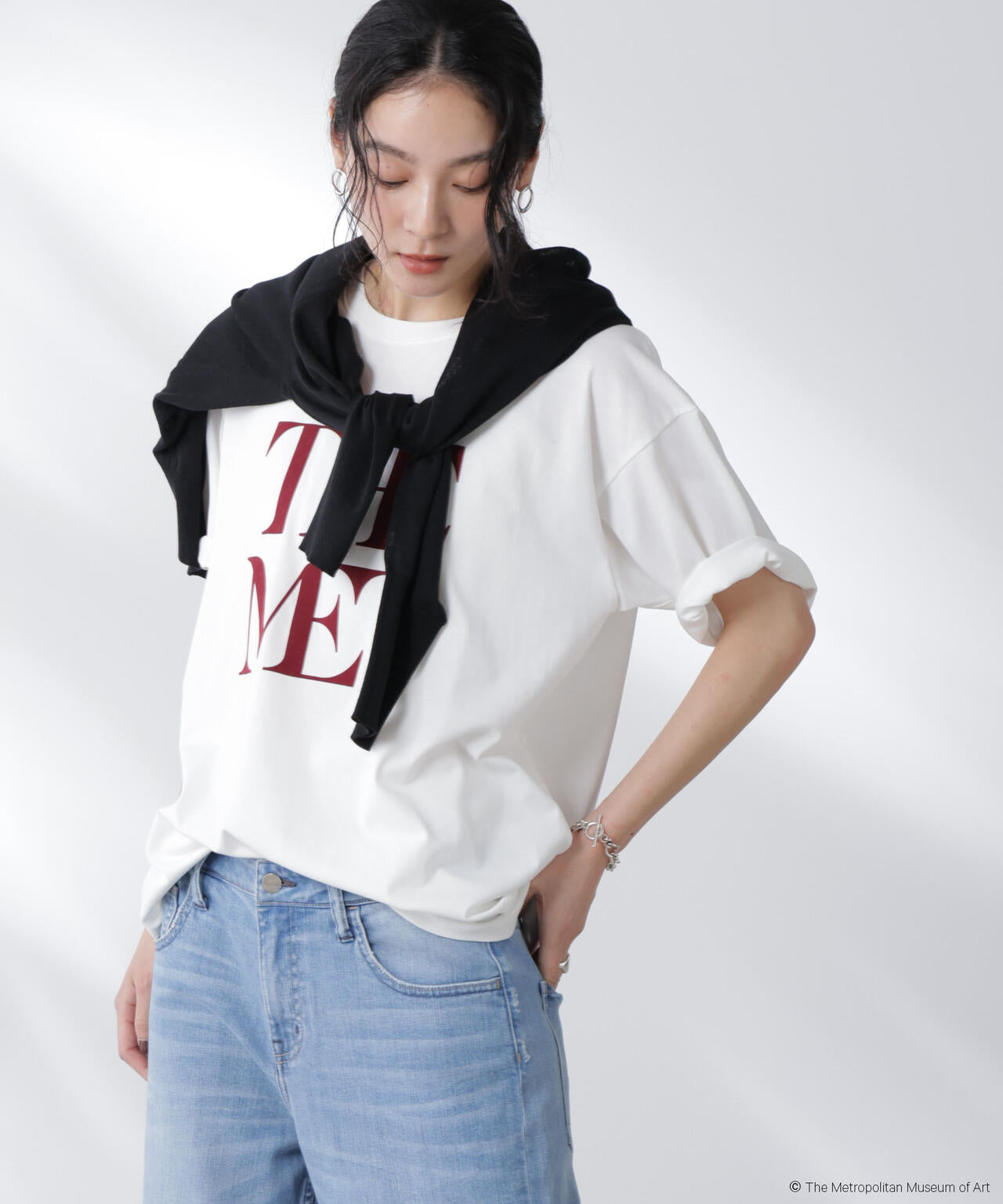 The Met 別注ロゴプリントTシャツ