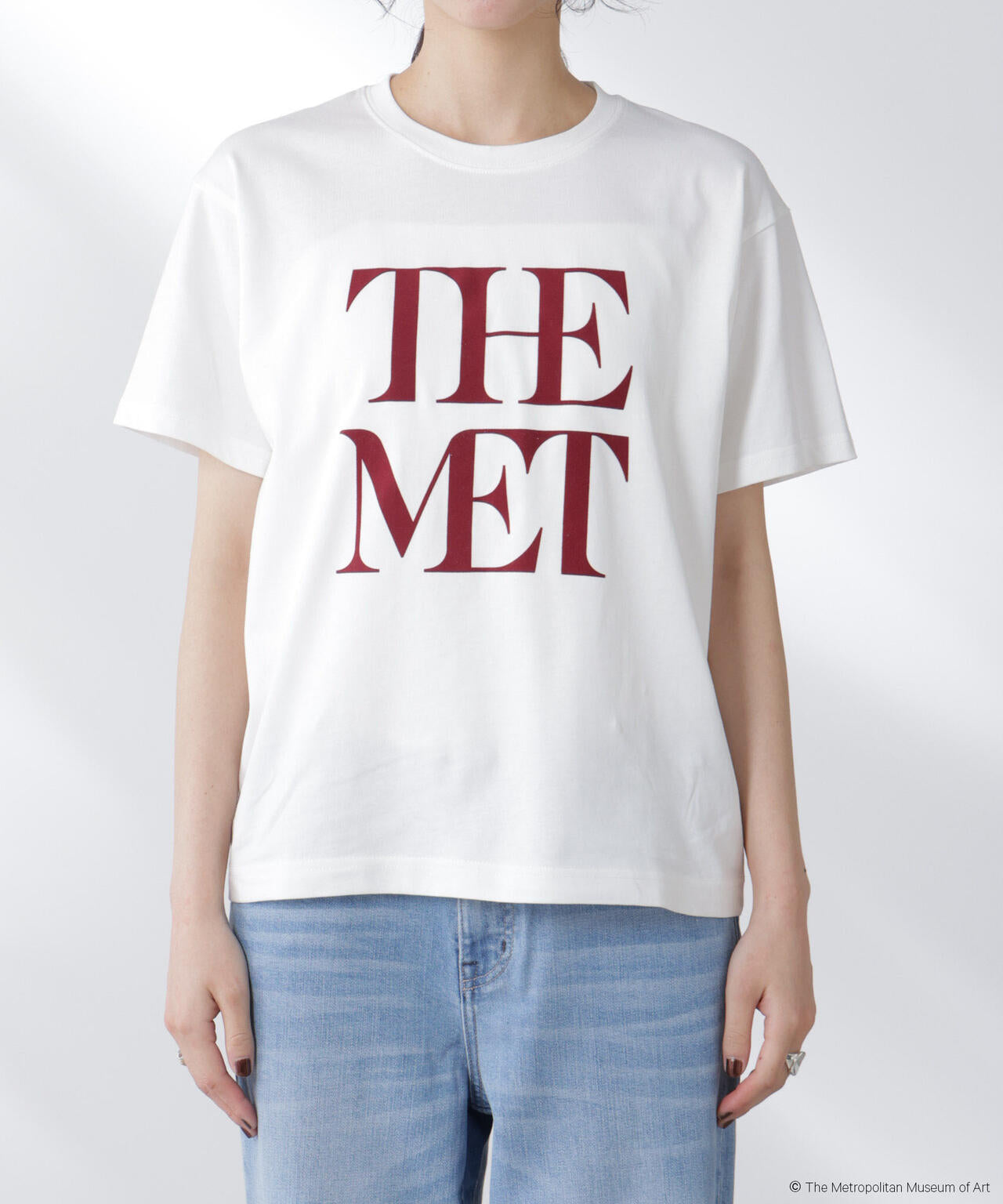 The Met 別注ロゴプリントTシャツ