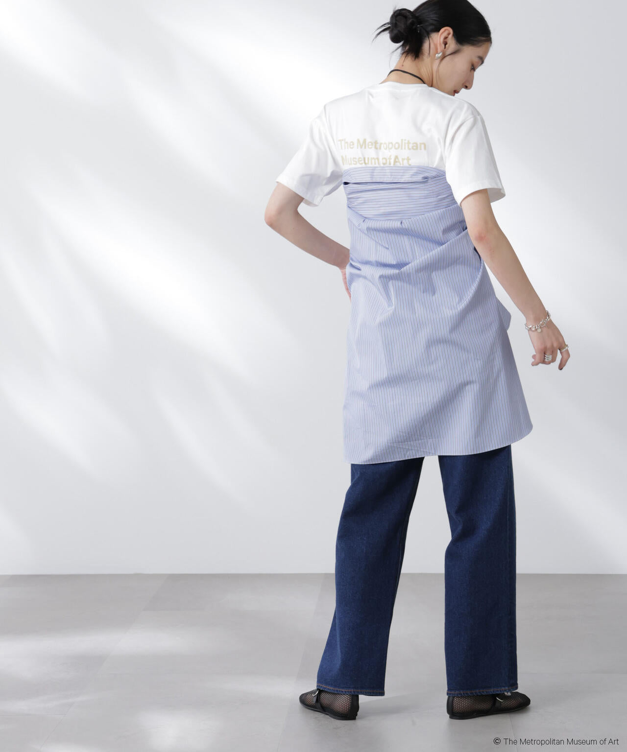 The Met 別注ロゴプリントTシャツ