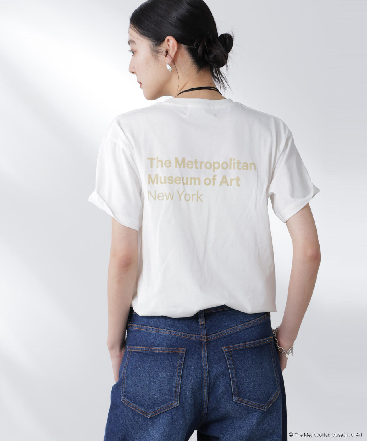 The Met 別注ロゴプリントTシャツ