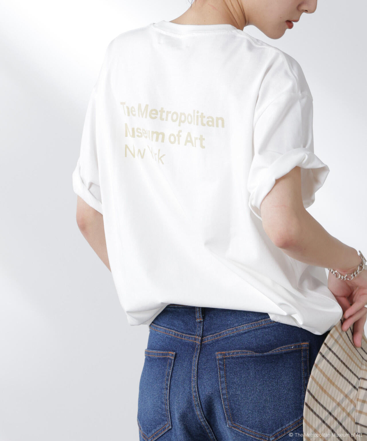 The Met 別注ロゴプリントTシャツ