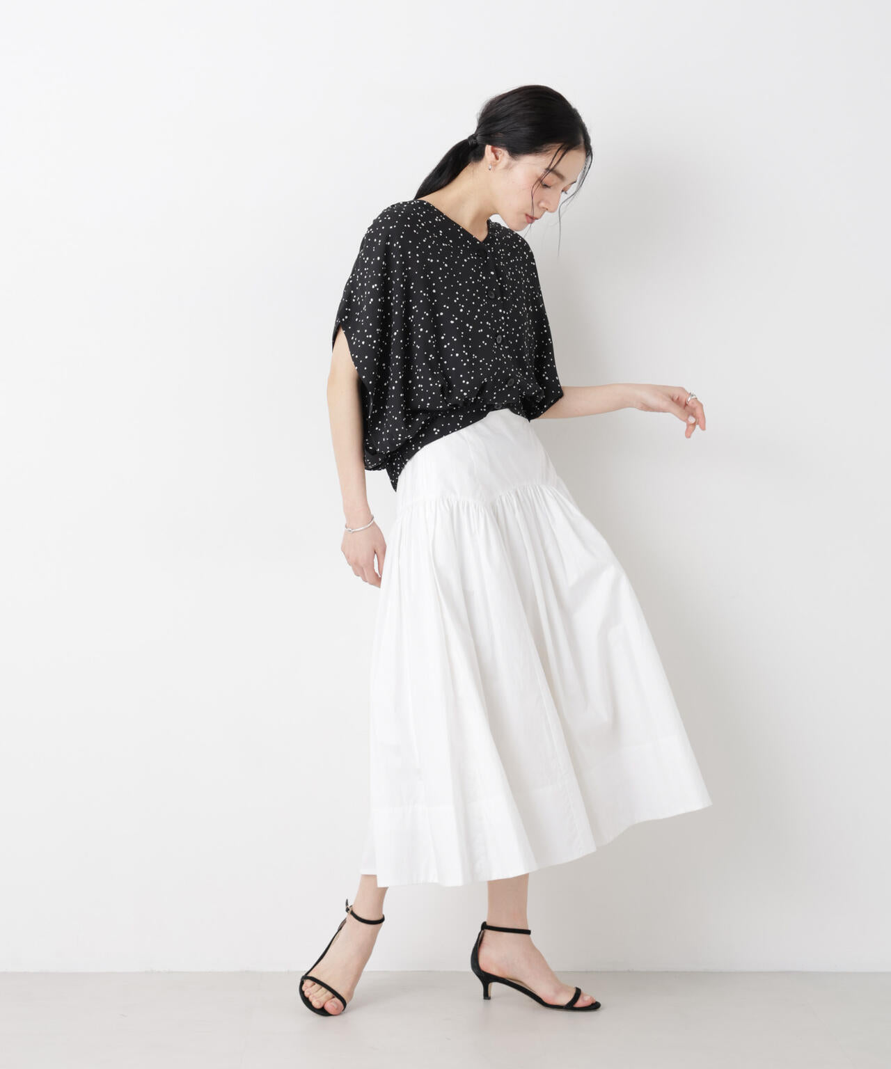 ドットプリントVネックショートブラウス