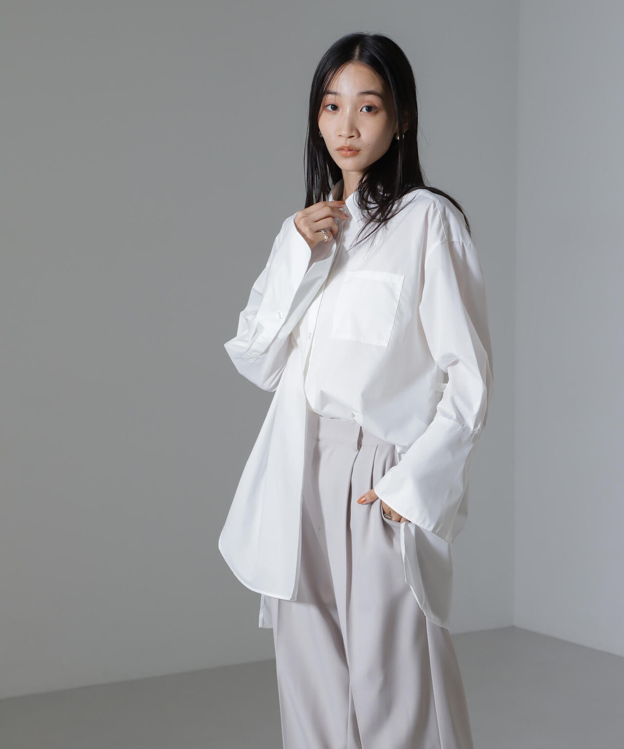 サイドタブ付ワイドスリーブシャツ