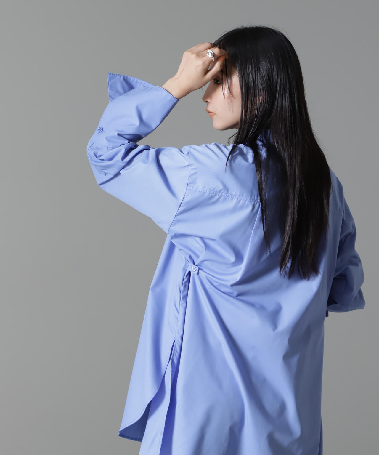 サイドタブ付ワイドスリーブシャツ