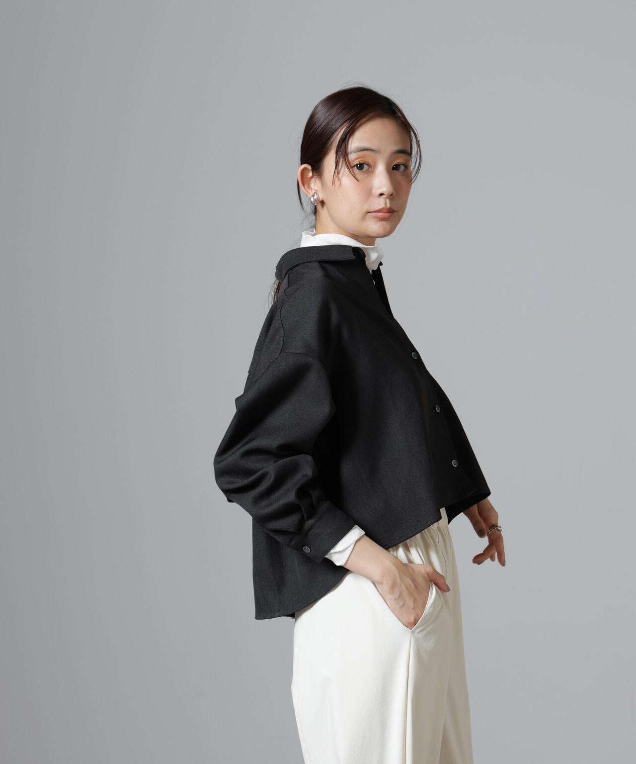 バックコンシャスクロップドシャツ（セットアップ可）