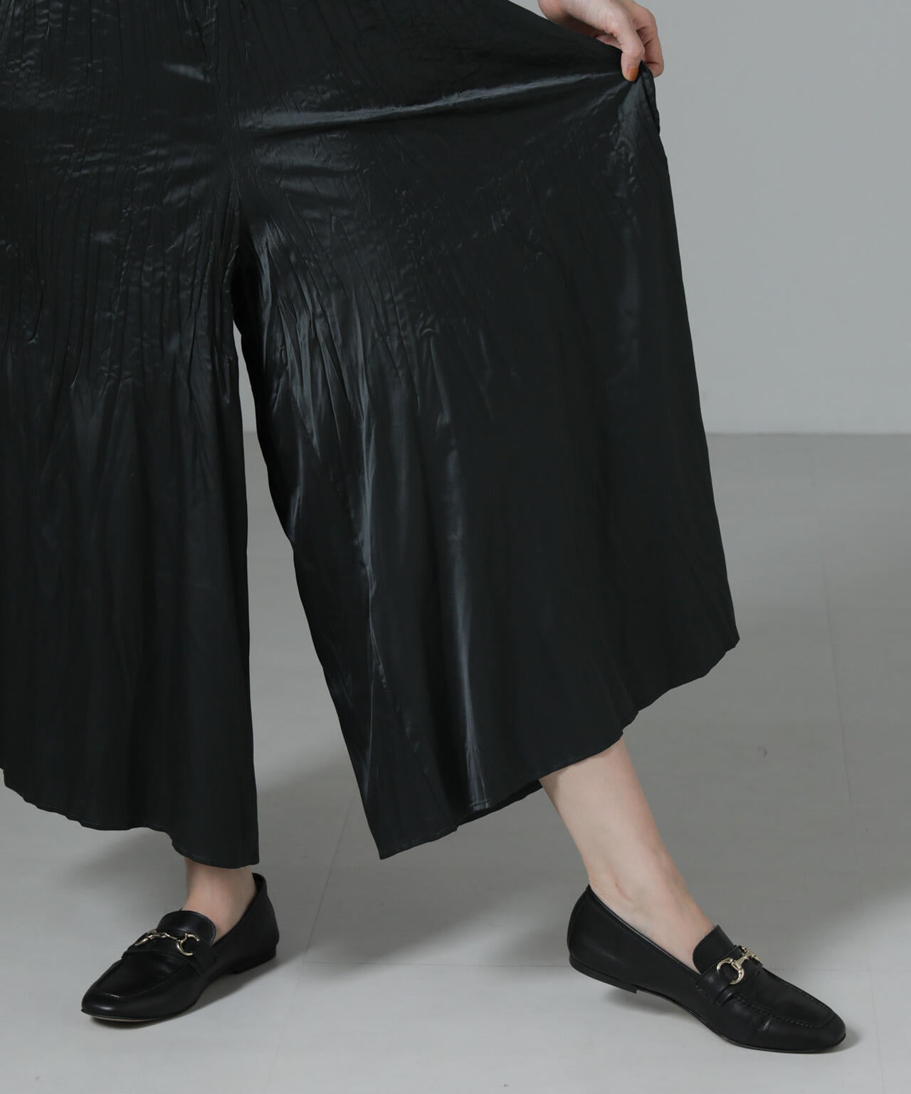 消しプリーツサテンワイドパンツ