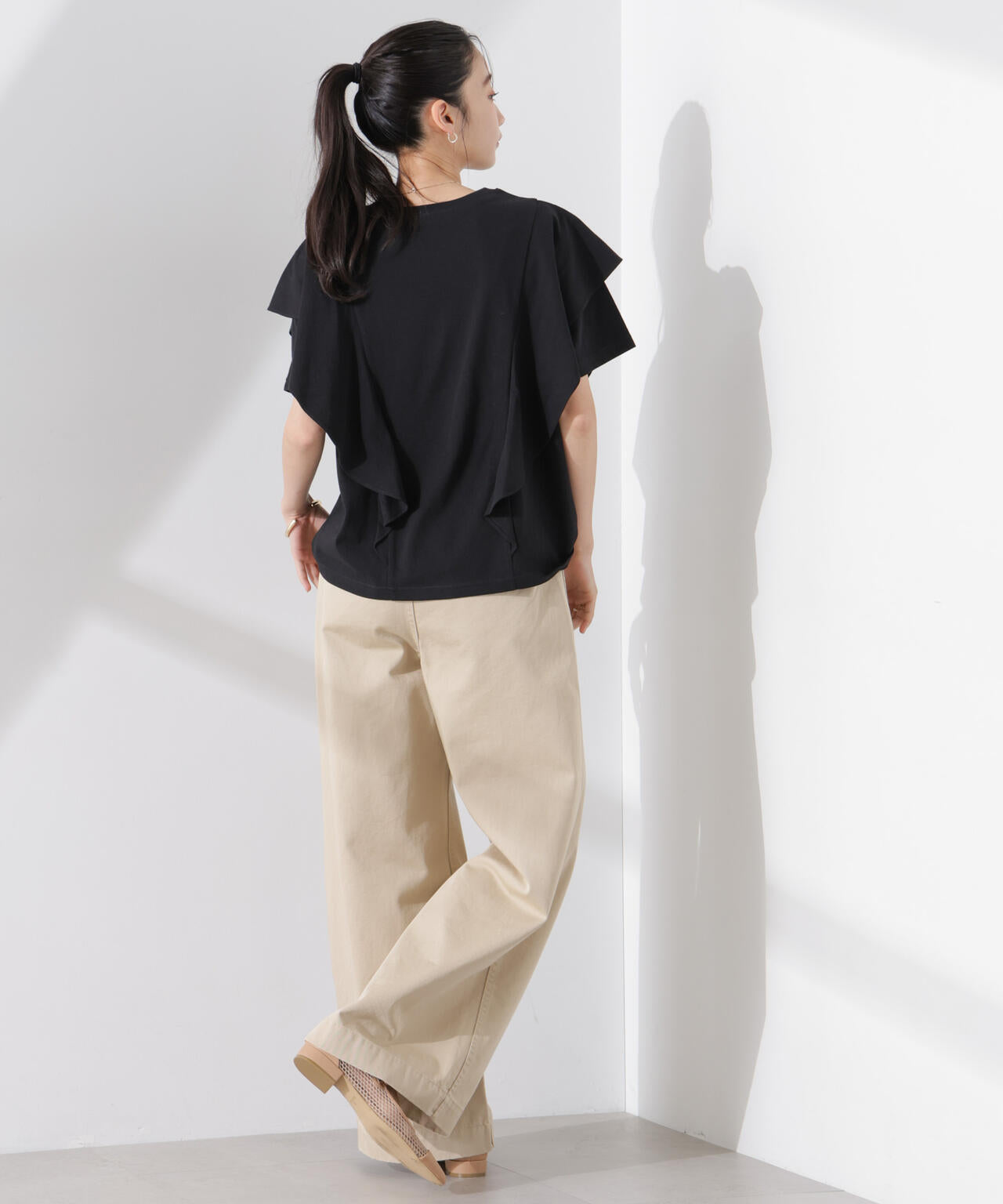 ラッフルデザインTシャツ
