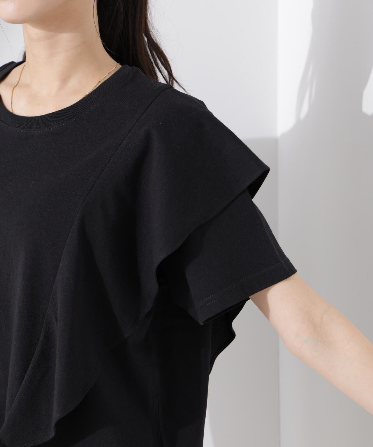 ラッフルデザインTシャツ