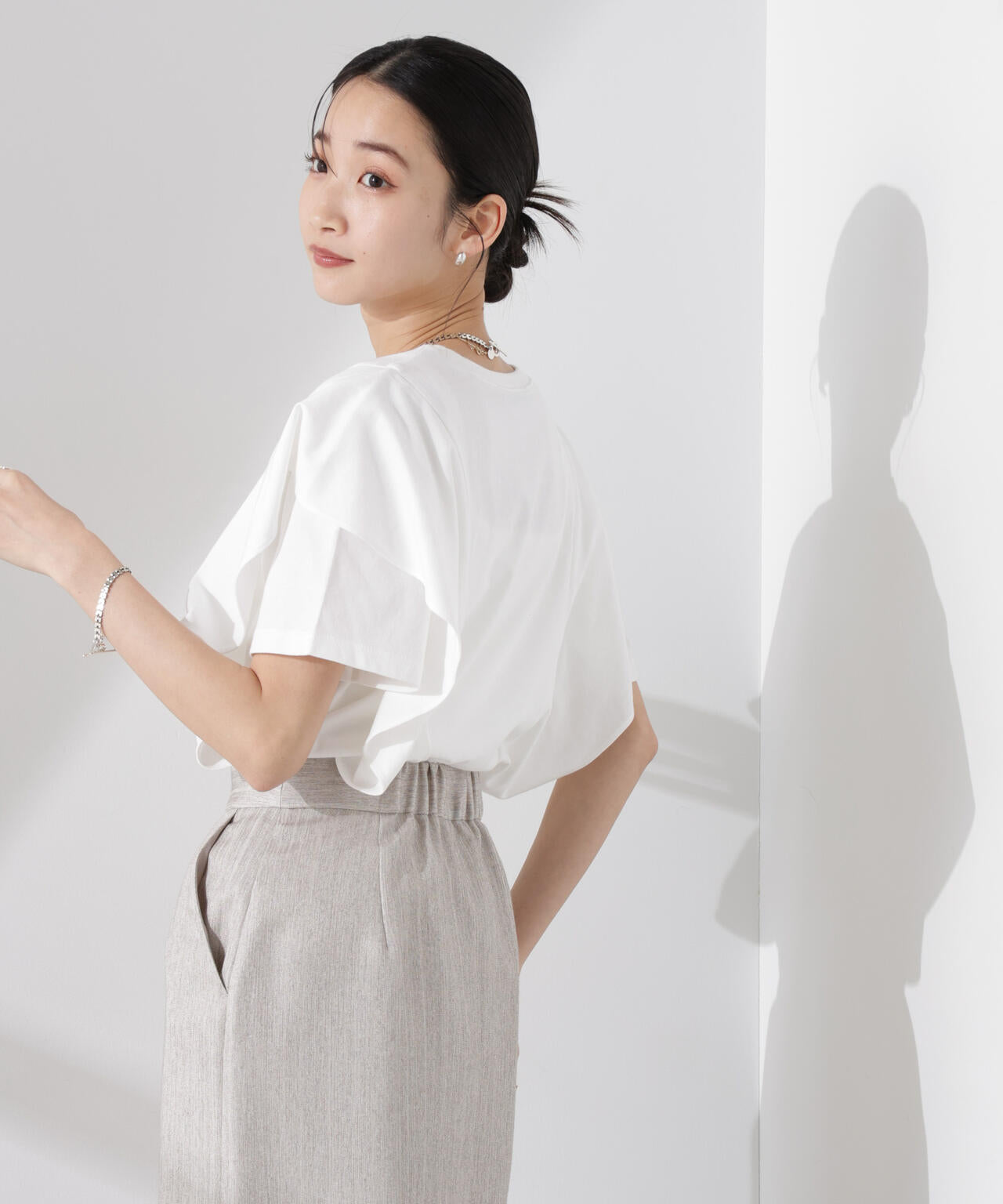 ラッフルデザインTシャツ