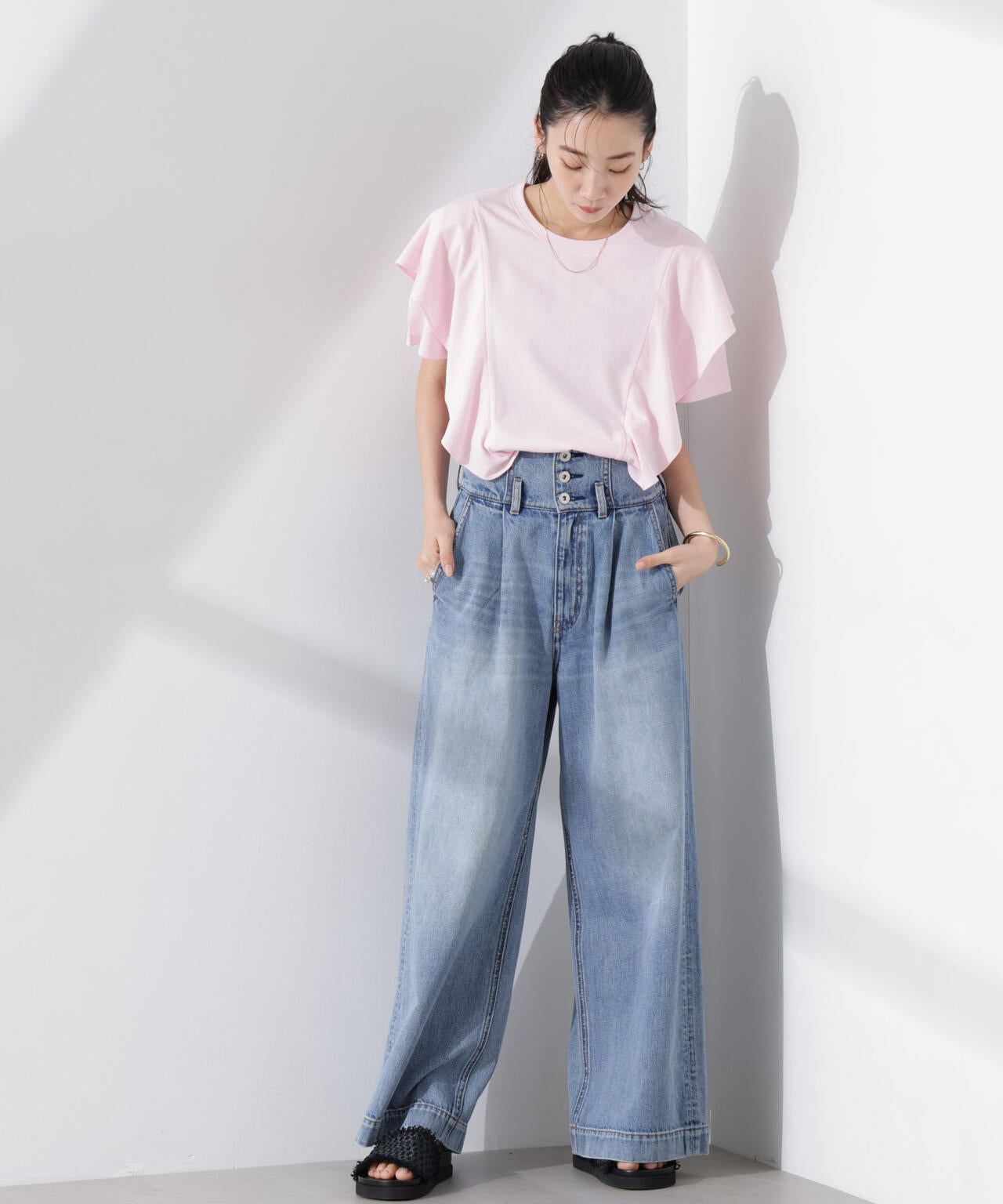 ラッフルデザインTシャツ