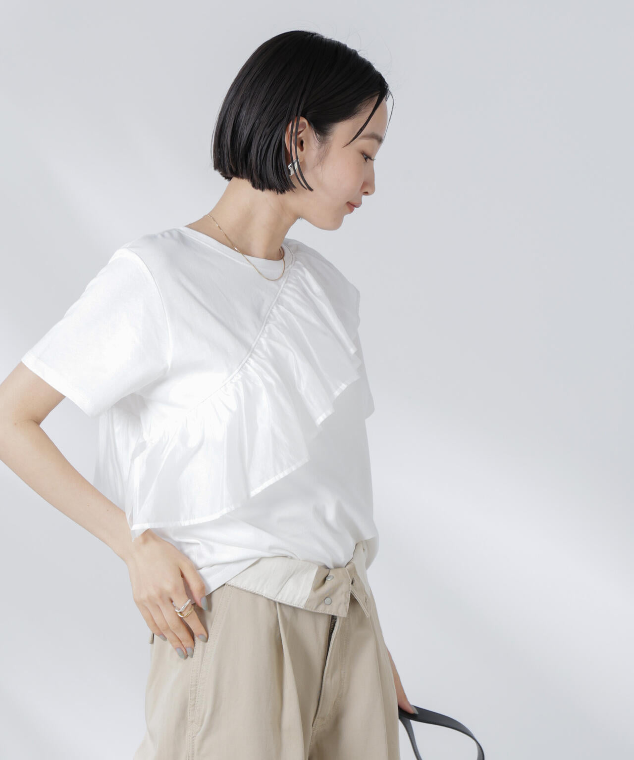 アシンメトリーフリル異素材コンビTシャツ