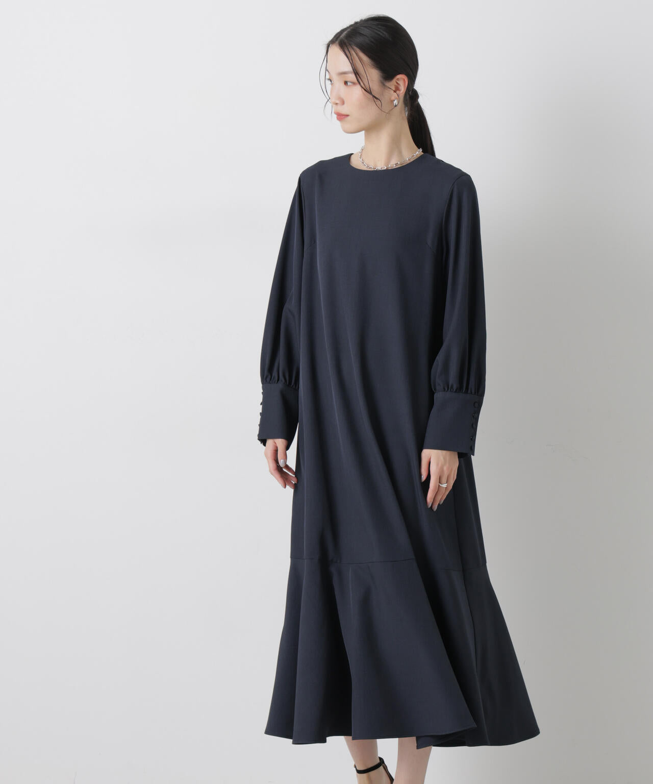 ヘムフレアクルミボタンスリーブワンピース