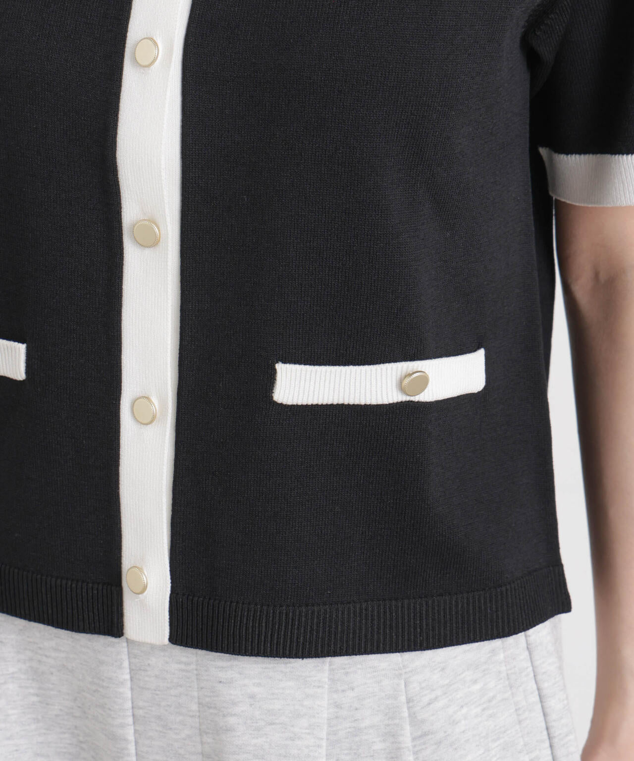 バイカラー金ボタンクルーネック半袖ニットカーディガン