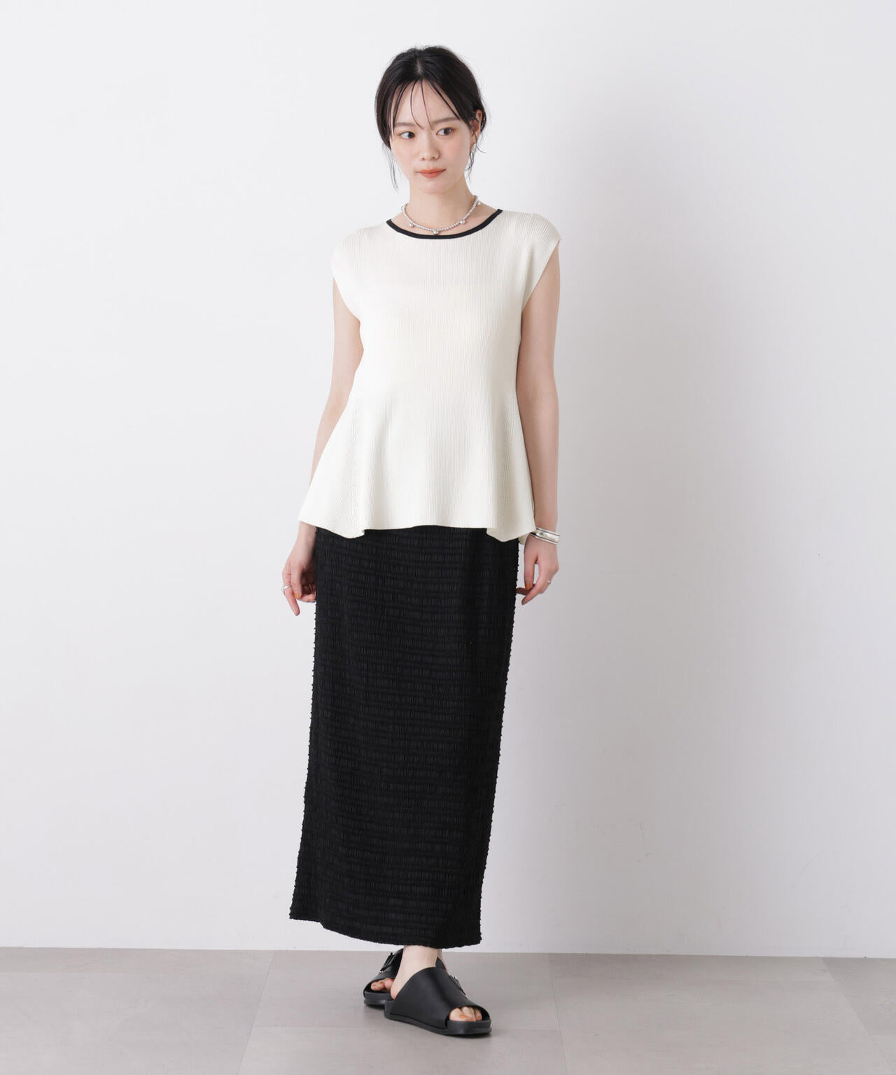多機能素材 バイカラーフレアシルエットノースリーブニット