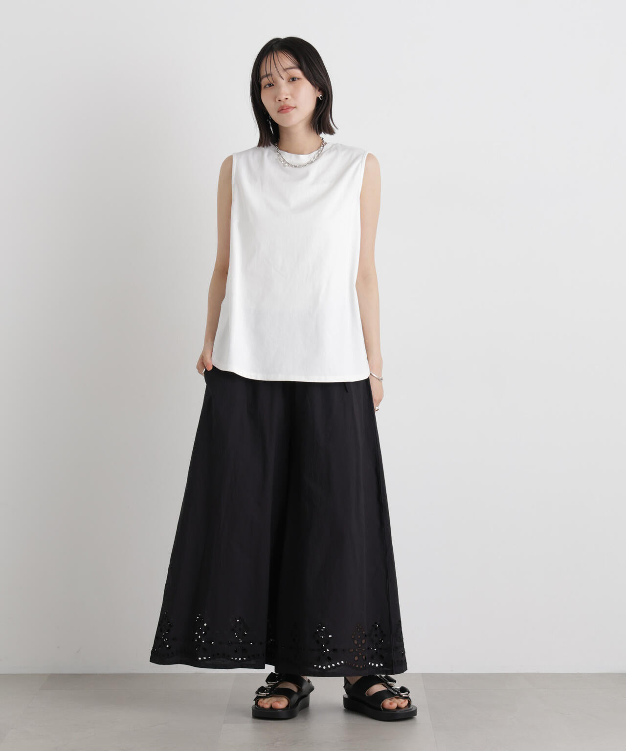 バックタックラウンドヘムノースリーブカットトップス