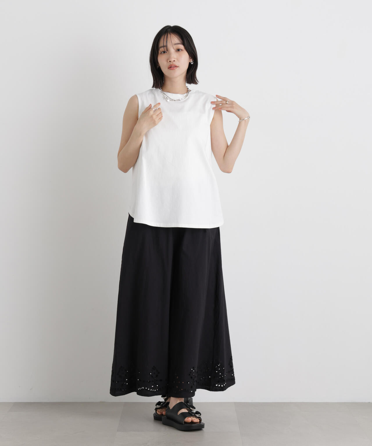 バックタックラウンドヘムノースリーブカットトップス