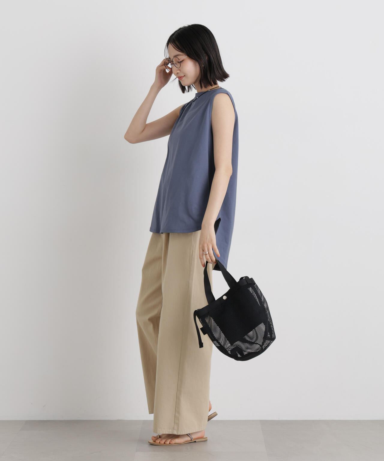 バックタックラウンドヘムノースリーブカットトップス